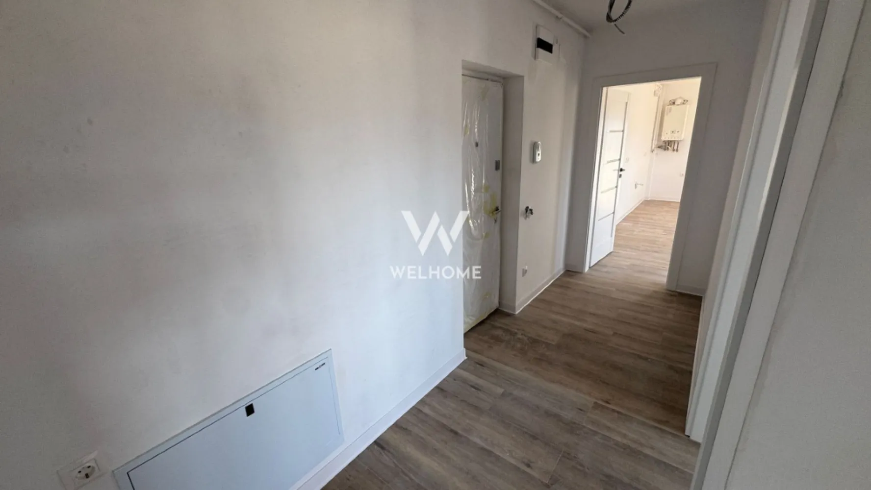 Apartament 3 camere, Prelungirea Doamna Stanca, Sibiu - Vă propunem spre vânzare un apartament modern cu 3 camere, situat într-o zonă foarte căutată din Sibiu, pe strada Doamna Stanca, chiar lângă Dedeman. Locația oferă acces rapid către centre comerciale, magazine, mijloace de transport și principalele puncte de interes ale orașului.

Apartamentul este amplasat într-un imobil nou, cu regim de înălțime P+3, construit cu atenție la detalii și confortul locatarilor.

Locuința are o suprafață utilă de 59,5 mp și este compartimentată practic astfel: hol de acces, living luminos cu bucătărie open-space, două dormitoare, baie și balcon – un spațiu ideal pentru relaxare.

Predare la interior – LA CHEIE, cu finisaje moderne:

centrală termică proprie

încălzire în pardoseală

pereți finisați cu lavabilă

șapă elicopterizată

ușă de intrare montată

geamuri termopan

parchet SPC

uși interioare

baie complet finisată cu gresie și faianță

paravan de duș instalat

Predare la exterior – LA CHEIE:

casa scării complet finisată

izolație exterioară

fațadă modernă finalizată

amenajări exterioare și spații verzi

În prețul apartamentului este inclus 1 loc de parcare.

Predare imediată, locuința fiind pregătită pentru mutare fără investiții suplimentare.

PRET: 140.000 Euro La cheie

 Detalii si vizionare: 0740066818, Cristina
