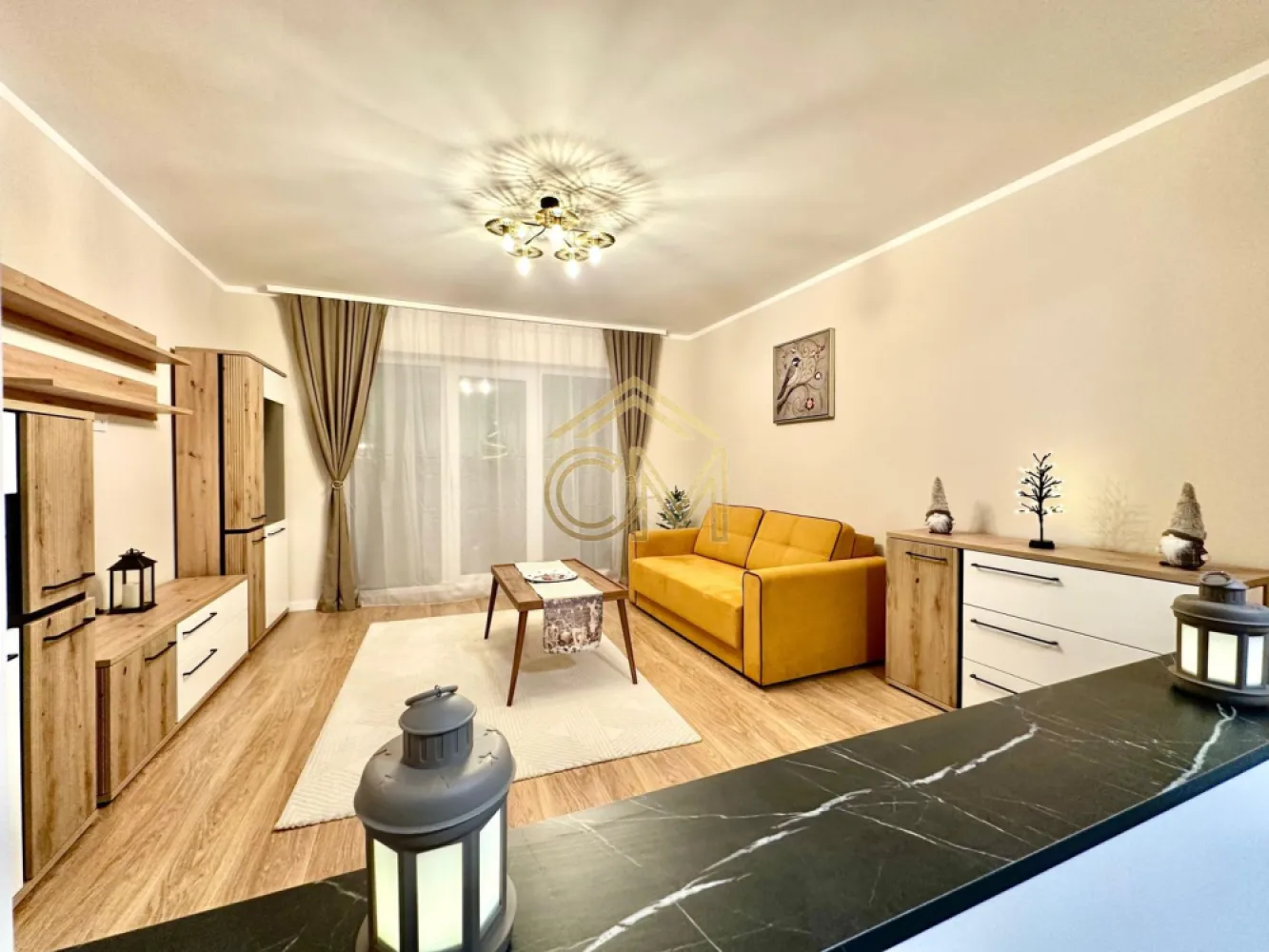 Apartament 2 Camere - Decomandat - 54 MPU - Balcon - Vă propunem spre vânzare un apartament decomandat, modern și gata de mutare (intabulat, cu toate utilitățile funcționale), situat într-o vilă exclusivistă cu doar 12 apartamente in cartierul DaVinci.
 Proprietatea beneficiază de o panoramă deosebită spre munți și indici urbanistici unici (doar 25% ocupare teritorială, 45% spații verzi și străzi aliniate de brazi).

 Finisaje și Dotări (Predare la Cheie)
Interior: Mobilat și utilat complet cu electrocasnice; pereți finisați/zugrăviți, parchet, gresie.

Premium: Uși de interior Porta Doors, obiecte sanitare incluse, prize și întrerupătoare montate.

Confort termic & dotări: Încălzire în pardoseală, izolație exterioară cu vată bazaltică, jaluzele electrice.

Exterior: Balcon și casă a scării complet finisate la cheie.
 
 Localizare și Accesibilitate
4 minute: Zona Industrială Vest & Aeroportul Internațional Sibiu

4 minute: Magazinul Metro

15 minute: Centrul Istoric al Sibiului

 Avantaje principale
Mutare imediată: Imobil finalizat, intabulat, cu contoare funcționale (există deja vecini mutați în vilă).

Loc de parcare INCLUS în prețul afișat.

Compartimentare: Dormitor, Living, Bucatarie Inchisa, Hol si Baie.

Cadru natural deosebit: Priveliște superbă la munți și 45% spații verzi în cartier.

Pentru mai multe detalii lasati un mesaj sau nunati la numarul: 0732258587