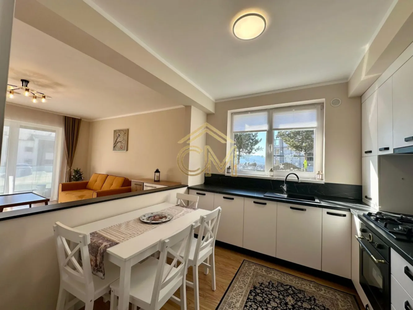 Apartament 2 Camere - Decomandat - 54 MPU - Balcon - Vă propunem spre vânzare un apartament decomandat, modern și gata de mutare (intabulat, cu toate utilitățile funcționale), situat într-o vilă exclusivistă cu doar 12 apartamente in cartierul DaVinci.
 Proprietatea beneficiază de o panoramă deosebită spre munți și indici urbanistici unici (doar 25% ocupare teritorială, 45% spații verzi și străzi aliniate de brazi).

 Finisaje și Dotări (Predare la Cheie)
Interior: Mobilat și utilat complet cu electrocasnice; pereți finisați/zugrăviți, parchet, gresie.

Premium: Uși de interior Porta Doors, obiecte sanitare incluse, prize și întrerupătoare montate.

Confort termic & dotări: Încălzire în pardoseală, izolație exterioară cu vată bazaltică, jaluzele electrice.

Exterior: Balcon și casă a scării complet finisate la cheie.
 
 Localizare și Accesibilitate
4 minute: Zona Industrială Vest & Aeroportul Internațional Sibiu

4 minute: Magazinul Metro

15 minute: Centrul Istoric al Sibiului

 Avantaje principale
Mutare imediată: Imobil finalizat, intabulat, cu contoare funcționale (există deja vecini mutați în vilă).

Loc de parcare INCLUS în prețul afișat.

Compartimentare: Dormitor, Living, Bucatarie Inchisa, Hol si Baie.

Cadru natural deosebit: Priveliște superbă la munți și 45% spații verzi în cartier.

Pentru mai multe detalii lasati un mesaj sau nunati la numarul: 0732258587