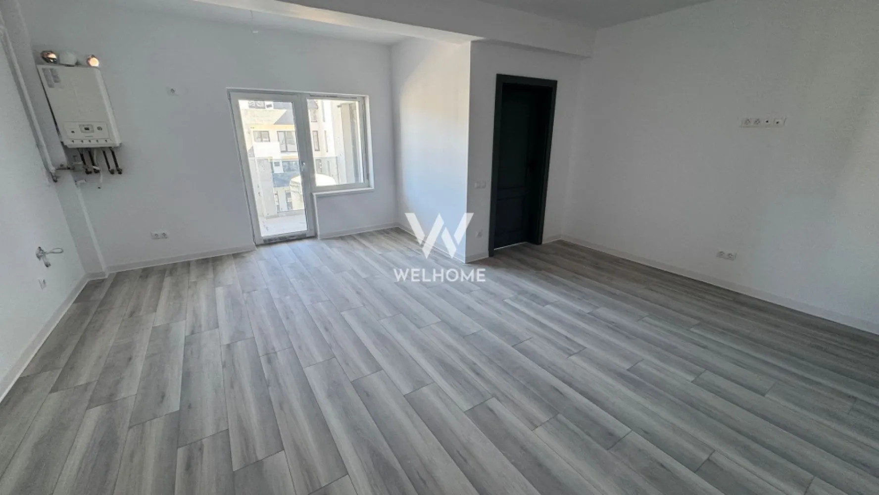 Apartament 2 camere, Prelungirea Doamna Stanca, Sibiu - Vă propunem spre vânzare un apartament cu 2 camere situat într-o zonă foarte căutată din Sibiu, în Doamna Stanca, chiar în apropiere de magazinul Dedeman. Locația oferă acces rapid către centre comerciale, supermarketuri, farmacii, restaurante, mijloace de transport și principalele artere ale orașului, fiind ideală atât pentru locuit, cât și pentru investiție.

Apartamentul este amplasat într-un bloc modern cu regim de înălțime P+3, proiectat pentru confort și eficiență, cu spații verzi amenajate și zone comune realizate la standarde moderne.

Caracteristici principale

Suprafață utilă: 53,65 mp

Logie: 6,6 mp

Compartimentare practică:

hol de acces

living luminos cu bucătărie open-space

dormitor spațios

baie

1 loc de parcare inclus în preț

Stadiu de predare – interior LA CHEIE

Apartamentul se predă complet finisat, pregătit pentru mutare:

centrală termică proprie

încălzire în pardoseală pentru un confort termic superior

pereți finisați cu vopsea lavabilă

șapă elicopterizată

parchet SPC rezistent la uzură și umiditate

plăci ceramice moderne (faianță și gresie) în baie 

uși de interior montate

geamuri termopan cu profil PVC pentru izolare termică și fonică

ușă la intrare

instalații electrice complete – prize, întrerupătoare, pregătite pentru electrocasnice

Stadiu de predare – exterior LA CHEIE

casa scării complet finisată

izolație exterioară de calitate pentru eficiență energetică

fațadă modernă finalizată

spații verzi amenajate în jurul imobilului

Avantajele zonei : Zona Doamna Stanca este una dintre cele mai dinamice zone rezidențiale din Sibiu, aflată în continuă dezvoltare. În apropiere se găsesc:

centre comerciale (Shopping City Sibiu, supermarketuri)

magazine de bricolaj și retail

farmacii, clinici și servicii

restaurante și cafenele

acces facil către autostradă și zona industrială vest

mijloace de transport în comun

 Predare: Imediat

Acest apartament reprezintă o oportunitate excelentă pentru cei care își doresc o locuință modernă într-o zonă cu potențial ridicat de dezvoltare sau pentru investitori interesați de închiriere.

PRET: 126.000 Euro

Detalii si vizionare: tel. 0740066818, Cristina