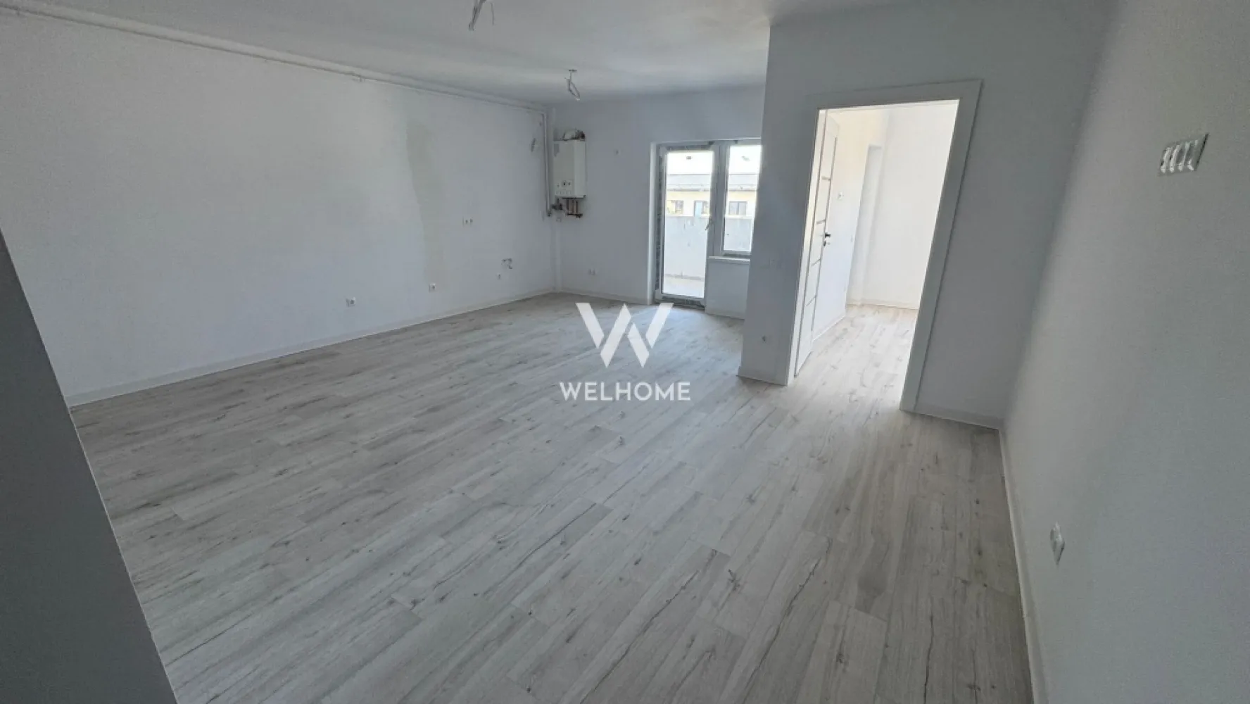Apartament 2 camere, Prelungirea Doamna Stanca, Sibiu - Vă propunem spre vânzare un apartament cu 2 camere situat într-o zonă foarte căutată din Sibiu, în Doamna Stanca, chiar în apropiere de magazinul Dedeman. Locația oferă acces rapid către centre comerciale, supermarketuri, farmacii, restaurante, mijloace de transport și principalele artere ale orașului, fiind ideală atât pentru locuit, cât și pentru investiție.

Apartamentul este amplasat într-un bloc modern cu regim de înălțime P+3, proiectat pentru confort și eficiență, cu spații verzi amenajate și zone comune realizate la standarde moderne.

Caracteristici principale

Suprafață utilă: 53,65 mp

Logie: 6,6 mp

Compartimentare practică:

hol de acces

living luminos cu bucătărie open-space

dormitor spațios

baie

1 loc de parcare inclus în preț

Stadiu de predare – interior LA CHEIE

Apartamentul se predă complet finisat, pregătit pentru mutare:

centrală termică proprie

încălzire în pardoseală pentru un confort termic superior

pereți finisați cu vopsea lavabilă

șapă elicopterizată

parchet SPC rezistent la uzură și umiditate

plăci ceramice moderne (faianță și gresie) în baie 

uși de interior montate

geamuri termopan cu profil PVC pentru izolare termică și fonică

ușă la intrare

instalații electrice complete – prize, întrerupătoare, pregătite pentru electrocasnice

Stadiu de predare – exterior LA CHEIE

casa scării complet finisată

izolație exterioară de calitate pentru eficiență energetică

fațadă modernă finalizată

spații verzi amenajate în jurul imobilului

Avantajele zonei : Zona Doamna Stanca este una dintre cele mai dinamice zone rezidențiale din Sibiu, aflată în continuă dezvoltare. În apropiere se găsesc:

centre comerciale (Shopping City Sibiu, supermarketuri)

magazine de bricolaj și retail

farmacii, clinici și servicii

restaurante și cafenele

acces facil către autostradă și zona industrială vest

mijloace de transport în comun

 Predare: Imediat

Acest apartament reprezintă o oportunitate excelentă pentru cei care își doresc o locuință modernă într-o zonă cu potențial ridicat de dezvoltare sau pentru investitori interesați de închiriere.

PRET: 126.000 Euro

Detalii si vizionare: tel. 0740066818, Cristina