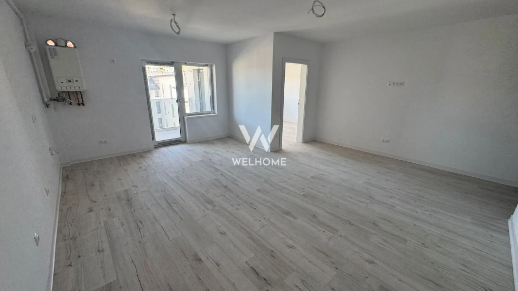 Apartament 2 camere, Prelungirea Doamna Stanca, Sibiu - Vă propunem spre vânzare un apartament cu 2 camere situat într-o zonă foarte căutată din Sibiu, în Doamna Stanca, chiar în apropiere de magazinul Dedeman. Locația oferă acces rapid către centre comerciale, supermarketuri, farmacii, restaurante, mijloace de transport și principalele artere ale orașului, fiind ideală atât pentru locuit, cât și pentru investiție.

Apartamentul este amplasat într-un bloc modern cu regim de înălțime P+3, proiectat pentru confort și eficiență, cu spații verzi amenajate și zone comune realizate la standarde moderne.

Caracteristici principale

Suprafață utilă: 53,65 mp

Logie: 6,6 mp

Compartimentare practică:

hol de acces

living luminos cu bucătărie open-space

dormitor spațios

baie

1 loc de parcare inclus în preț

Stadiu de predare – interior LA CHEIE

Apartamentul se predă complet finisat, pregătit pentru mutare:

centrală termică proprie

încălzire în pardoseală pentru un confort termic superior

pereți finisați cu vopsea lavabilă

șapă elicopterizată

parchet SPC rezistent la uzură și umiditate

plăci ceramice moderne (faianță și gresie) în baie 

uși de interior montate

geamuri termopan cu profil PVC pentru izolare termică și fonică

ușă la intrare

instalații electrice complete – prize, întrerupătoare, pregătite pentru electrocasnice

Stadiu de predare – exterior LA CHEIE

casa scării complet finisată

izolație exterioară de calitate pentru eficiență energetică

fațadă modernă finalizată

spații verzi amenajate în jurul imobilului

Avantajele zonei : Zona Doamna Stanca este una dintre cele mai dinamice zone rezidențiale din Sibiu, aflată în continuă dezvoltare. În apropiere se găsesc:

centre comerciale (Shopping City Sibiu, supermarketuri)

magazine de bricolaj și retail

farmacii, clinici și servicii

restaurante și cafenele

acces facil către autostradă și zona industrială vest

mijloace de transport în comun

 Predare: Imediat

Acest apartament reprezintă o oportunitate excelentă pentru cei care își doresc o locuință modernă într-o zonă cu potențial ridicat de dezvoltare sau pentru investitori interesați de închiriere.

PRET: 126.000 Euro

Detalii si vizionare: tel. 0740066818, Cristina