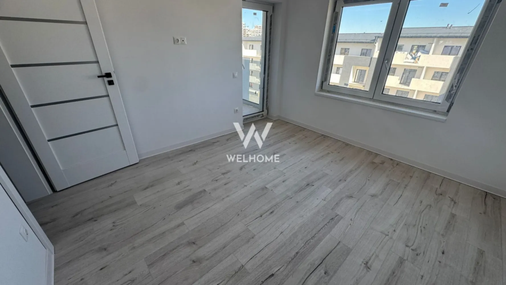 Apartament 2 camere, Prelungirea Doamna Stanca, Sibiu - Vă propunem spre vânzare un apartament cu 2 camere situat într-o zonă foarte căutată din Sibiu, în Doamna Stanca, chiar în apropiere de magazinul Dedeman. Locația oferă acces rapid către centre comerciale, supermarketuri, farmacii, restaurante, mijloace de transport și principalele artere ale orașului, fiind ideală atât pentru locuit, cât și pentru investiție.

Apartamentul este amplasat într-un bloc modern cu regim de înălțime P+3, proiectat pentru confort și eficiență, cu spații verzi amenajate și zone comune realizate la standarde moderne.

Caracteristici principale

Suprafață utilă: 53,65 mp

Logie: 6,6 mp

Compartimentare practică:

hol de acces

living luminos cu bucătărie open-space

dormitor spațios

baie

1 loc de parcare inclus în preț

Stadiu de predare – interior LA CHEIE

Apartamentul se predă complet finisat, pregătit pentru mutare:

centrală termică proprie

încălzire în pardoseală pentru un confort termic superior

pereți finisați cu vopsea lavabilă

șapă elicopterizată

parchet SPC rezistent la uzură și umiditate

plăci ceramice moderne (faianță și gresie) în baie 

uși de interior montate

geamuri termopan cu profil PVC pentru izolare termică și fonică

ușă la intrare

instalații electrice complete – prize, întrerupătoare, pregătite pentru electrocasnice

Stadiu de predare – exterior LA CHEIE

casa scării complet finisată

izolație exterioară de calitate pentru eficiență energetică

fațadă modernă finalizată

spații verzi amenajate în jurul imobilului

Avantajele zonei : Zona Doamna Stanca este una dintre cele mai dinamice zone rezidențiale din Sibiu, aflată în continuă dezvoltare. În apropiere se găsesc:

centre comerciale (Shopping City Sibiu, supermarketuri)

magazine de bricolaj și retail

farmacii, clinici și servicii

restaurante și cafenele

acces facil către autostradă și zona industrială vest

mijloace de transport în comun

 Predare: Imediat

Acest apartament reprezintă o oportunitate excelentă pentru cei care își doresc o locuință modernă într-o zonă cu potențial ridicat de dezvoltare sau pentru investitori interesați de închiriere.

PRET: 126.000 Euro

Detalii si vizionare: tel. 0740066818, Cristina