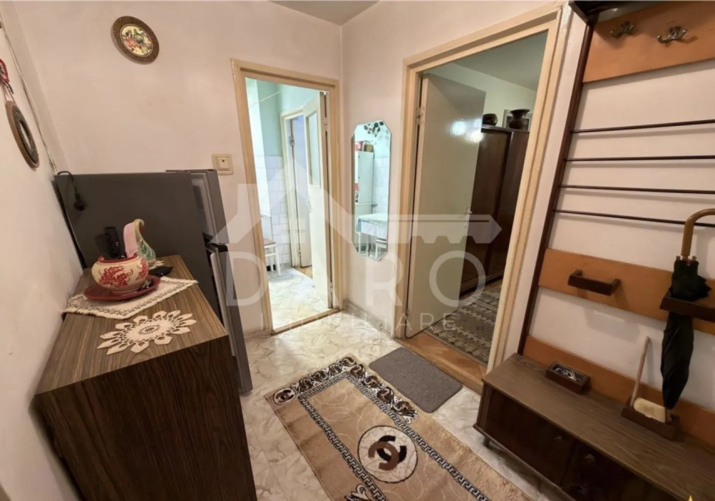 🏡 Apartament de vânzare – 2 camere | Dâmbu Pietros - 🏡 Apartament de vânzare – 2 camere | Dâmbu Pietros | Str. Ion Buteanu | 90.000 €
Se oferă spre vânzare apartament cu 2 camere, confort 1, situat în cartierul Dâmbu Pietros, pe strada Ion Buteanu, într-o zonă liniștită, aproape de magazine și piață.
💰 Preț: 90.000 € (ușor negociabil)
📐 Suprafață: 54 mp
🌿 Balcon mare: 8 mp
🏢 Etaj: 4
✔ apartament luminos
✔ se vinde complet mobilat și utilat
Compartimentare:
✔ living
✔ dormitor
✔ bucătărie
✔ baie
✔ hol
✔ balcon mare – 8 mp
Dotări și utilități:
✔ centrală termică proprie
✔ parchet din lemn masiv
✔ geamuri termopan
✔ balcon închis cu termopan
✔ apartament mobilat și utilat
Avantaje:
📍 cartier Dâmbu Pietros – zonă bine dezvoltată
📍 aproape de magazine și piață
📍 stații de autobuz în apropiere
📍 ideal pentru locuință sau investiție
💎 O oportunitate pentru cei care caută un apartament spațios, cu balcon mare, într-o zonă foarte bună.
🤝 Proprietate promovată prin DARO Imobiliare
💳 Pentru achiziție, prin Kiwi Finance beneficiezi de:
✔ analiză GRATUITĂ a eligibilității
✔ acces la oferte de la peste 12 bănci
✔ negocierea dobânzii în favoarea ta
✔ suport complet până la semnarea contractului
📞 Detalii și vizionări:
Coman Maria – DARO Imobiliare & Kiwi Finance
📱 0749 535 729
🔑 DARO Imobiliare – găsim proprietatea potrivită.
💳 Kiwi Finance – obținem creditul pentru a o cumpăra.