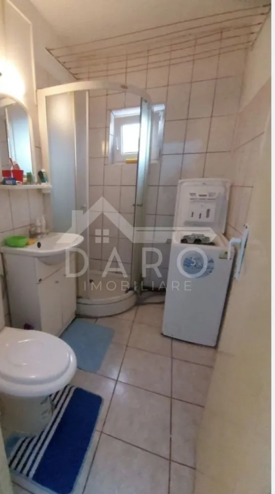🏡 Apartament de vânzare – 2 camere | Dâmbu Pietros - 🏡 Apartament de vânzare – 2 camere | Dâmbu Pietros | Str. Ion Buteanu | 90.000 €
Se oferă spre vânzare apartament cu 2 camere, confort 1, situat în cartierul Dâmbu Pietros, pe strada Ion Buteanu, într-o zonă liniștită, aproape de magazine și piață.
💰 Preț: 90.000 € (ușor negociabil)
📐 Suprafață: 54 mp
🌿 Balcon mare: 8 mp
🏢 Etaj: 4
✔ apartament luminos
✔ se vinde complet mobilat și utilat
Compartimentare:
✔ living
✔ dormitor
✔ bucătărie
✔ baie
✔ hol
✔ balcon mare – 8 mp
Dotări și utilități:
✔ centrală termică proprie
✔ parchet din lemn masiv
✔ geamuri termopan
✔ balcon închis cu termopan
✔ apartament mobilat și utilat
Avantaje:
📍 cartier Dâmbu Pietros – zonă bine dezvoltată
📍 aproape de magazine și piață
📍 stații de autobuz în apropiere
📍 ideal pentru locuință sau investiție
💎 O oportunitate pentru cei care caută un apartament spațios, cu balcon mare, într-o zonă foarte bună.
🤝 Proprietate promovată prin DARO Imobiliare
💳 Pentru achiziție, prin Kiwi Finance beneficiezi de:
✔ analiză GRATUITĂ a eligibilității
✔ acces la oferte de la peste 12 bănci
✔ negocierea dobânzii în favoarea ta
✔ suport complet până la semnarea contractului
📞 Detalii și vizionări:
Coman Maria – DARO Imobiliare & Kiwi Finance
📱 0749 535 729
🔑 DARO Imobiliare – găsim proprietatea potrivită.
💳 Kiwi Finance – obținem creditul pentru a o cumpăra.