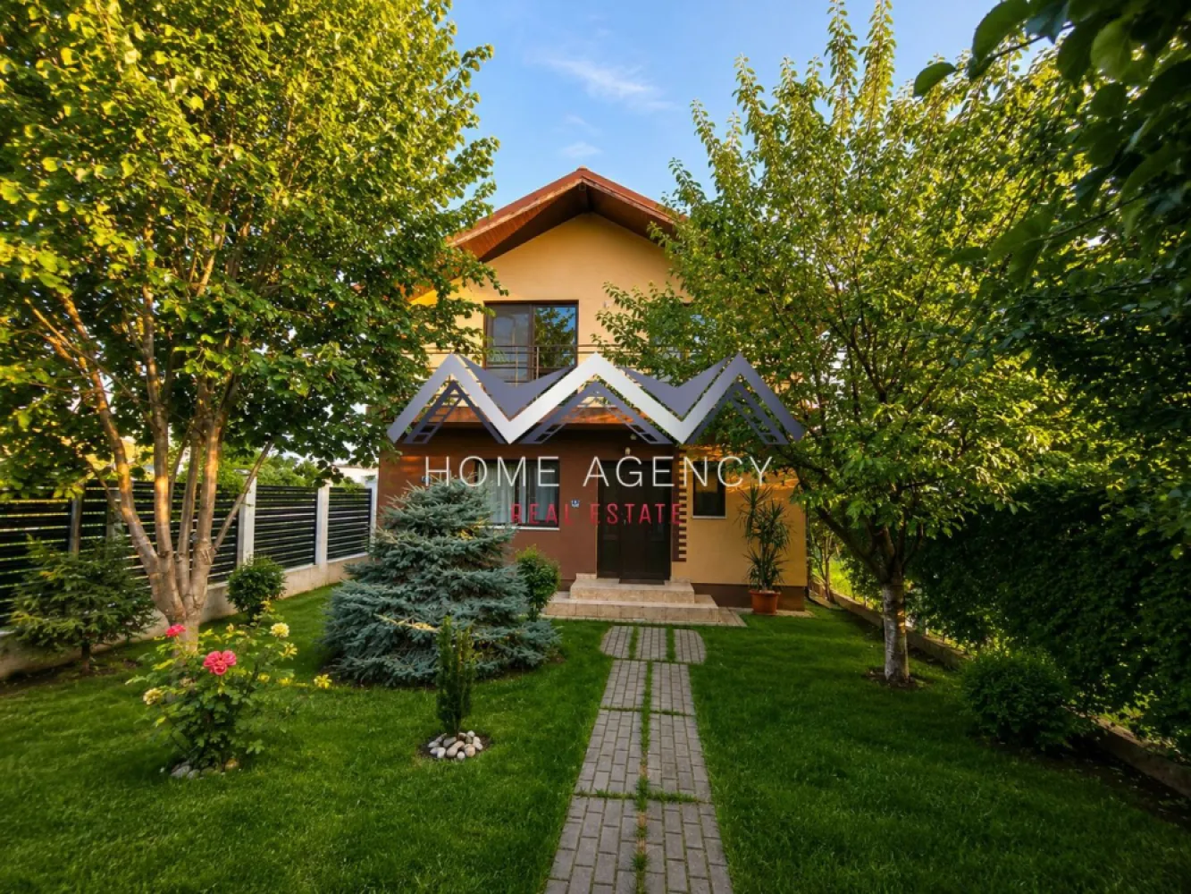 Casă individuală Tunari | 4 camere | Dormitor la parter | Teren 400 mp - Vă propunem, spre vânzare, o casă individuală P+1, situată într-o zonă liniștită și apreciată din Tunari, cu acces facil către Pipera, Otopeni și Nordul Bucureștiului. Construită în anul 2014 de actualii proprietari pentru uz personal, locuința se remarcă prin calitatea execuției, compartimentarea practică și atmosfera primitoare, fiind alegerea ideală pentru o familie care își dorește confort și intimitate.

Proprietatea este amplasată pe un teren de 400 mp și dispune de o suprafață construită de 134 mp. Casa se vinde parțial mobilată, oferind viitorilor proprietari posibilitatea de a-și amenaja locuința după propriul stil.

Parterul oferă un living generos și o bucătărie open-space, creând un spațiu luminos pentru întreaga familie. Șemineul funcțional adaugă un plus de confort și creează o atmosferă deosebită în sezonul rece, iar accesul direct către terasa acoperită extinde în mod natural zona de relaxare către exterior. Tot la parter se află un dormitor, extrem de util pentru oaspeți, persoane în vârstă sau pentru amenajarea unui birou, precum și o baie complet utilată cu cabină de duș.

Etajul este destinat odihnei și este compartimentat astfel încât să ofere intimitate fiecărui membru al familiei. Dormitorul matrimonial beneficiază de acces direct către balcon și de baie proprie (cu cadă), iar cel de-al doilea dormitor dispune de dressing și grup sanitar propriu. 

Curtea de 400 mp oferă suficient spațiu pentru amenajarea unei grădini, a unei zone de joacă sau a unui loc de relaxare. Proprietatea este completată de o magazie pentru depozitare și o pivniță, spații extrem de utile pentru organizarea eficientă a gospodăriei.

Prin construcția realizată cu materiale de calitate, compartimentarea bine gândită și amplasarea într-o zonă în continuă dezvoltare, această proprietate reprezintă o oportunitate excelentă pentru cei care caută o casă individuală în Tunari. Dormitorul amplasat la parter, cele trei băi, șemineul funcțional, terasa acoperită și anexele existente sunt detalii care contribuie la confortul și funcționalitatea locuinței, transformând-o într-un cămin pregătit să fie locuit de noii proprietari.

Dacă sunteți în căutarea unei case bine construite, cu spații echilibrate și teren generos, vă invităm să programați o vizionare pentru a descoperi toate avantajele acestei proprietăți.