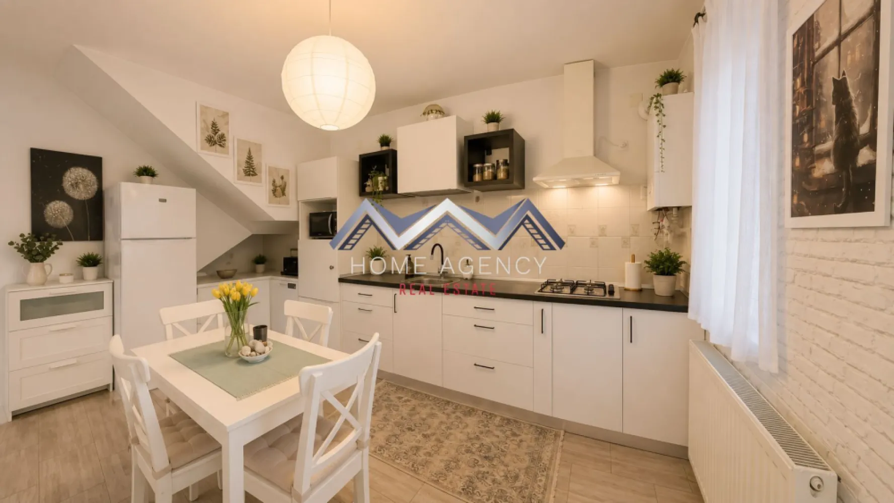 Casă individuală Tunari | 4 camere | Dormitor la parter | Teren 400 mp - Vă propunem, spre vânzare, o casă individuală P+1, situată într-o zonă liniștită și apreciată din Tunari, cu acces facil către Pipera, Otopeni și Nordul Bucureștiului. Construită în anul 2014 de actualii proprietari pentru uz personal, locuința se remarcă prin calitatea execuției, compartimentarea practică și atmosfera primitoare, fiind alegerea ideală pentru o familie care își dorește confort și intimitate.

Proprietatea este amplasată pe un teren de 400 mp și dispune de o suprafață construită de 134 mp. Casa se vinde parțial mobilată, oferind viitorilor proprietari posibilitatea de a-și amenaja locuința după propriul stil.

Parterul oferă un living generos și o bucătărie open-space, creând un spațiu luminos pentru întreaga familie. Șemineul funcțional adaugă un plus de confort și creează o atmosferă deosebită în sezonul rece, iar accesul direct către terasa acoperită extinde în mod natural zona de relaxare către exterior. Tot la parter se află un dormitor, extrem de util pentru oaspeți, persoane în vârstă sau pentru amenajarea unui birou, precum și o baie complet utilată cu cabină de duș.

Etajul este destinat odihnei și este compartimentat astfel încât să ofere intimitate fiecărui membru al familiei. Dormitorul matrimonial beneficiază de acces direct către balcon și de baie proprie (cu cadă), iar cel de-al doilea dormitor dispune de dressing și grup sanitar propriu. 

Curtea de 400 mp oferă suficient spațiu pentru amenajarea unei grădini, a unei zone de joacă sau a unui loc de relaxare. Proprietatea este completată de o magazie pentru depozitare și o pivniță, spații extrem de utile pentru organizarea eficientă a gospodăriei.

Prin construcția realizată cu materiale de calitate, compartimentarea bine gândită și amplasarea într-o zonă în continuă dezvoltare, această proprietate reprezintă o oportunitate excelentă pentru cei care caută o casă individuală în Tunari. Dormitorul amplasat la parter, cele trei băi, șemineul funcțional, terasa acoperită și anexele existente sunt detalii care contribuie la confortul și funcționalitatea locuinței, transformând-o într-un cămin pregătit să fie locuit de noii proprietari.

Dacă sunteți în căutarea unei case bine construite, cu spații echilibrate și teren generos, vă invităm să programați o vizionare pentru a descoperi toate avantajele acestei proprietăți.
