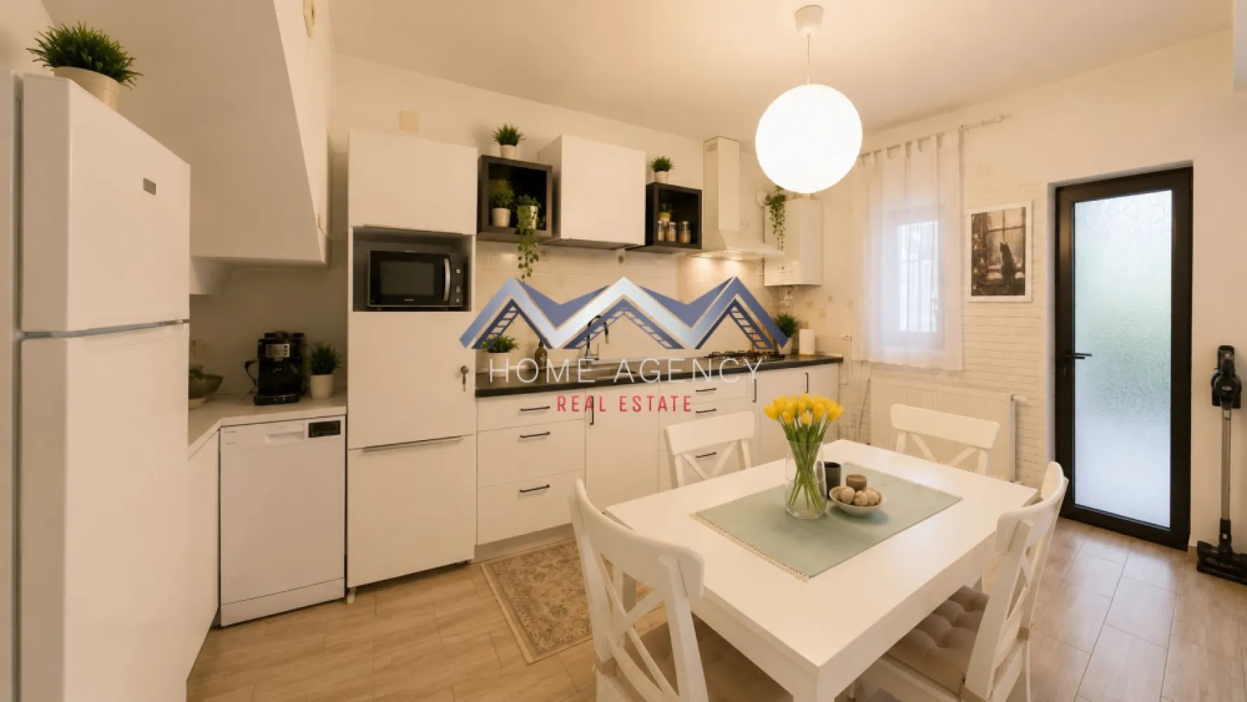Casă individuală Tunari | 4 camere | Dormitor la parter | Teren 400 mp - Vă propunem, spre vânzare, o casă individuală P+1, situată într-o zonă liniștită și apreciată din Tunari, cu acces facil către Pipera, Otopeni și Nordul Bucureștiului. Construită în anul 2014 de actualii proprietari pentru uz personal, locuința se remarcă prin calitatea execuției, compartimentarea practică și atmosfera primitoare, fiind alegerea ideală pentru o familie care își dorește confort și intimitate.

Proprietatea este amplasată pe un teren de 400 mp și dispune de o suprafață construită de 134 mp. Casa se vinde parțial mobilată, oferind viitorilor proprietari posibilitatea de a-și amenaja locuința după propriul stil.

Parterul oferă un living generos și o bucătărie open-space, creând un spațiu luminos pentru întreaga familie. Șemineul funcțional adaugă un plus de confort și creează o atmosferă deosebită în sezonul rece, iar accesul direct către terasa acoperită extinde în mod natural zona de relaxare către exterior. Tot la parter se află un dormitor, extrem de util pentru oaspeți, persoane în vârstă sau pentru amenajarea unui birou, precum și o baie complet utilată cu cabină de duș.

Etajul este destinat odihnei și este compartimentat astfel încât să ofere intimitate fiecărui membru al familiei. Dormitorul matrimonial beneficiază de acces direct către balcon și de baie proprie (cu cadă), iar cel de-al doilea dormitor dispune de dressing și grup sanitar propriu. 

Curtea de 400 mp oferă suficient spațiu pentru amenajarea unei grădini, a unei zone de joacă sau a unui loc de relaxare. Proprietatea este completată de o magazie pentru depozitare și o pivniță, spații extrem de utile pentru organizarea eficientă a gospodăriei.

Prin construcția realizată cu materiale de calitate, compartimentarea bine gândită și amplasarea într-o zonă în continuă dezvoltare, această proprietate reprezintă o oportunitate excelentă pentru cei care caută o casă individuală în Tunari. Dormitorul amplasat la parter, cele trei băi, șemineul funcțional, terasa acoperită și anexele existente sunt detalii care contribuie la confortul și funcționalitatea locuinței, transformând-o într-un cămin pregătit să fie locuit de noii proprietari.

Dacă sunteți în căutarea unei case bine construite, cu spații echilibrate și teren generos, vă invităm să programați o vizionare pentru a descoperi toate avantajele acestei proprietăți.