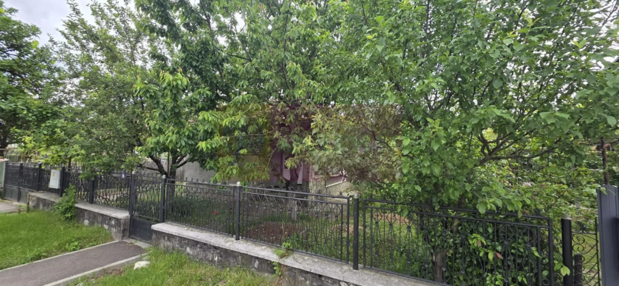 Casa de vanzare in Campina - Casă de vânzare în Câmpina – amplasare la stradă principală, teren 503 mp | Se acceptă schimb cu garsonieră + diferență

Agenția Imobiliară Mervani vă propune spre vânzare o casă situată în municipiul Câmpina, amplasată la stradă principală, cu acces facil și toate utilitățile disponibile.

Proprietatea a fost construită în anul 1957, iar în anul 2000 a beneficiat de lucrări de extindere și renovare. În prezent, casa necesită o nouă renovare, oferind viitorului proprietar posibilitatea de a o amenaja și moderniza după propriul stil.

Casa are o suprafață construită la sol de 131 mp și este compartimentată pe demisol (pivniță), parter și pod.

Compartimentare parter:

hol generos;
cameră de zi;
dormitor;
bucătărie;
baie;
spațiu tehnic.

Construcția dispune de fundație din beton, pereți din cărămidă, planșeu și structură pod din lemn. Exteriorul este tencuit și termoizolat, tâmplăria este din PVC cu geam termopan, iar acoperișul are învelitoare din tablă zincată.

La interior, pardoselile sunt finisate cu parchet, iar încălzirea se realizează prin centrală termică proprie și calorifere.

Proprietatea beneficiază și de câteva anexe gospodărești, care pot fi reamenajate în funcție de necesități, existând posibilitatea transformării acestora într-o garsonieră independentă, spațiu pentru oaspeți sau foișor de grădină.

Terenul aferent are o suprafață de 503 mp, este amenajat cu pomi fructiferi și oferă un spațiu potrivit pentru relaxare, grădinărit sau alte proiecte personale.

Proprietarul acceptă și varianta unui schimb cu o garsonieră în Câmpina + diferență de preț, reprezentând o oportunitate pentru persoanele care doresc să facă trecerea de la apartament la casă.

O proprietate cu potențial, amplasată într-o zonă accesibilă din Câmpina, potrivită atât pentru locuință permanentă, cât și pentru investiție după renovare.

Agenția Imobiliară Mervani – 0729 935 536
