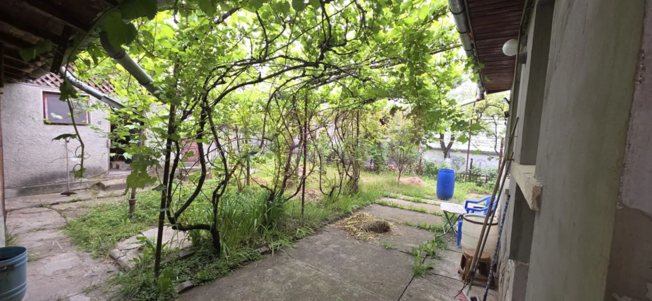 Casa de vanzare in Campina - Casă de vânzare în Câmpina – amplasare la stradă principală, teren 503 mp | Se acceptă schimb cu garsonieră + diferență

Agenția Imobiliară Mervani vă propune spre vânzare o casă situată în municipiul Câmpina, amplasată la stradă principală, cu acces facil și toate utilitățile disponibile.

Proprietatea a fost construită în anul 1957, iar în anul 2000 a beneficiat de lucrări de extindere și renovare. În prezent, casa necesită o nouă renovare, oferind viitorului proprietar posibilitatea de a o amenaja și moderniza după propriul stil.

Casa are o suprafață construită la sol de 131 mp și este compartimentată pe demisol (pivniță), parter și pod.

Compartimentare parter:

hol generos;
cameră de zi;
dormitor;
bucătărie;
baie;
spațiu tehnic.

Construcția dispune de fundație din beton, pereți din cărămidă, planșeu și structură pod din lemn. Exteriorul este tencuit și termoizolat, tâmplăria este din PVC cu geam termopan, iar acoperișul are învelitoare din tablă zincată.

La interior, pardoselile sunt finisate cu parchet, iar încălzirea se realizează prin centrală termică proprie și calorifere.

Proprietatea beneficiază și de câteva anexe gospodărești, care pot fi reamenajate în funcție de necesități, existând posibilitatea transformării acestora într-o garsonieră independentă, spațiu pentru oaspeți sau foișor de grădină.

Terenul aferent are o suprafață de 503 mp, este amenajat cu pomi fructiferi și oferă un spațiu potrivit pentru relaxare, grădinărit sau alte proiecte personale.

Proprietarul acceptă și varianta unui schimb cu o garsonieră în Câmpina + diferență de preț, reprezentând o oportunitate pentru persoanele care doresc să facă trecerea de la apartament la casă.

O proprietate cu potențial, amplasată într-o zonă accesibilă din Câmpina, potrivită atât pentru locuință permanentă, cât și pentru investiție după renovare.

Agenția Imobiliară Mervani – 0729 935 536