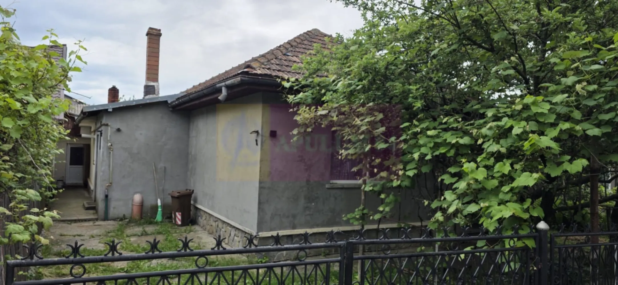 Casa de vanzare in Campina - Casă de vânzare în Câmpina – amplasare la stradă principală, teren 503 mp | Se acceptă schimb cu garsonieră + diferență

Agenția Imobiliară Mervani vă propune spre vânzare o casă situată în municipiul Câmpina, amplasată la stradă principală, cu acces facil și toate utilitățile disponibile.

Proprietatea a fost construită în anul 1957, iar în anul 2000 a beneficiat de lucrări de extindere și renovare. În prezent, casa necesită o nouă renovare, oferind viitorului proprietar posibilitatea de a o amenaja și moderniza după propriul stil.

Casa are o suprafață construită la sol de 131 mp și este compartimentată pe demisol (pivniță), parter și pod.

Compartimentare parter:

hol generos;
cameră de zi;
dormitor;
bucătărie;
baie;
spațiu tehnic.

Construcția dispune de fundație din beton, pereți din cărămidă, planșeu și structură pod din lemn. Exteriorul este tencuit și termoizolat, tâmplăria este din PVC cu geam termopan, iar acoperișul are învelitoare din tablă zincată.

La interior, pardoselile sunt finisate cu parchet, iar încălzirea se realizează prin centrală termică proprie și calorifere.

Proprietatea beneficiază și de câteva anexe gospodărești, care pot fi reamenajate în funcție de necesități, existând posibilitatea transformării acestora într-o garsonieră independentă, spațiu pentru oaspeți sau foișor de grădină.

Terenul aferent are o suprafață de 503 mp, este amenajat cu pomi fructiferi și oferă un spațiu potrivit pentru relaxare, grădinărit sau alte proiecte personale.

Proprietarul acceptă și varianta unui schimb cu o garsonieră în Câmpina + diferență de preț, reprezentând o oportunitate pentru persoanele care doresc să facă trecerea de la apartament la casă.

O proprietate cu potențial, amplasată într-o zonă accesibilă din Câmpina, potrivită atât pentru locuință permanentă, cât și pentru investiție după renovare.

Agenția Imobiliară Mervani – 0729 935 536