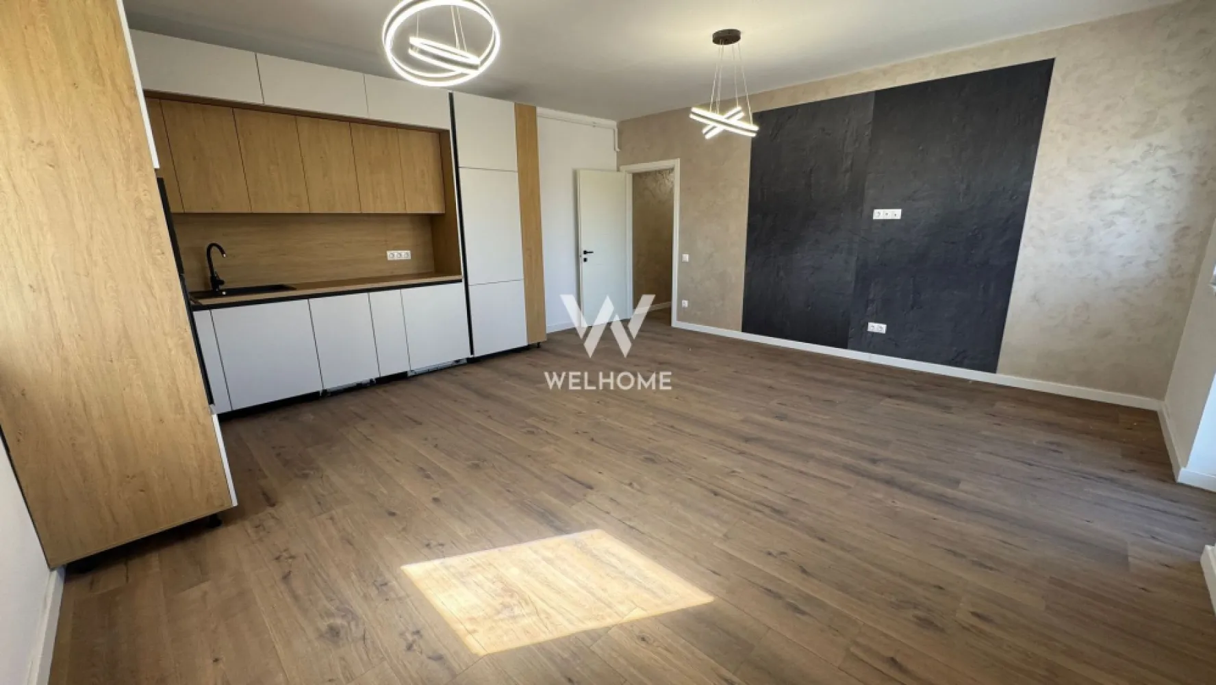Apartament 3 camere, Prelungirea Doamna Stanca, Sibiu - Descoperă un apartament modern, situat într-o zonă foarte căutată din Sibiu, pe strada Doamna Stanca, chiar lângă Dedeman. Locuința face parte dintr-un imobil nou, cu regim redus de înălțime P+3, oferind confort, liniște și un ambient plăcut pentru întreaga familie.

Apartamentul are o suprafață utilă de 65.75 mp și este inteligent compartimentat pentru a oferi funcționalitate și spațiu bine organizat. Compartimentarea include hol de acces, living open-space cu bucătăria, două dormitoare, baie și un balcon generos. Balconul are o suprafață de 10.5 mp, fiind perfect pentru momente de relaxare sau pentru a amenaja un spațiu exterior confortabil.

Locuința se predă la interior complet finisată (LA CHEIE), astfel încât viitorii proprietari se pot muta imediat fără investiții suplimentare. Apartamentul dispune de centrală termică proprie și încălzire în pardoseală, pereți finisați cu lavabilă, șapă elicopterizată, ușă de intrare securizată, geamuri termopan, prize și întrerupătoare montate, uși de interior, precum și finisaje moderne precum parchet SPC, faianță și gresie.

Imobilul este de asemenea predat la exterior LA CHEIE, cu casa scării complet finisată, izolație exterioară, fațadă realizată și spații verzi amenajate, oferind un aspect modern și îngrijit întregului ansamblu.

În plus, un loc de parcare este inclus în preț, un avantaj important într-o zonă în continuă dezvoltare.

Predarea apartamentului este imediată, ceea ce îl face ideal atât pentru locuit, cât și pentru investiție.

Dacă îți dorești un apartament modern, bine poziționat și gata de mutare, această proprietate poate fi alegerea perfectă.

PRET: 155.000 Euro 
Detalii si vizionare: 0740066818, Cristina