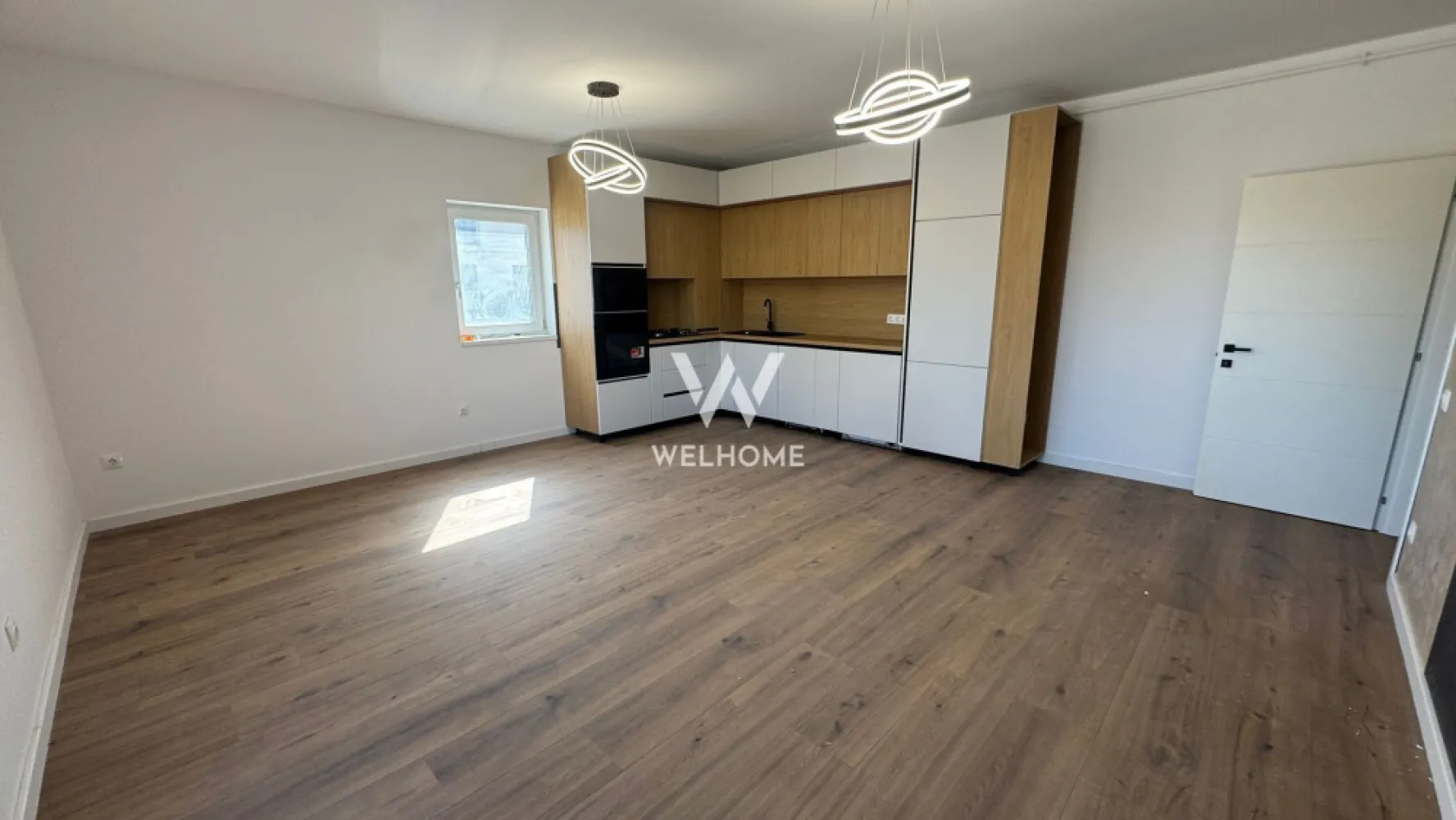 Apartament 3 camere, Prelungirea Doamna Stanca, Sibiu - Descoperă un apartament modern, situat într-o zonă foarte căutată din Sibiu, pe strada Doamna Stanca, chiar lângă Dedeman. Locuința face parte dintr-un imobil nou, cu regim redus de înălțime P+3, oferind confort, liniște și un ambient plăcut pentru întreaga familie.

Apartamentul are o suprafață utilă de 65.75 mp și este inteligent compartimentat pentru a oferi funcționalitate și spațiu bine organizat. Compartimentarea include hol de acces, living open-space cu bucătăria, două dormitoare, baie și un balcon generos. Balconul are o suprafață de 10.5 mp, fiind perfect pentru momente de relaxare sau pentru a amenaja un spațiu exterior confortabil.

Locuința se predă la interior complet finisată (LA CHEIE), astfel încât viitorii proprietari se pot muta imediat fără investiții suplimentare. Apartamentul dispune de centrală termică proprie și încălzire în pardoseală, pereți finisați cu lavabilă, șapă elicopterizată, ușă de intrare securizată, geamuri termopan, prize și întrerupătoare montate, uși de interior, precum și finisaje moderne precum parchet SPC, faianță și gresie.

Imobilul este de asemenea predat la exterior LA CHEIE, cu casa scării complet finisată, izolație exterioară, fațadă realizată și spații verzi amenajate, oferind un aspect modern și îngrijit întregului ansamblu.

În plus, un loc de parcare este inclus în preț, un avantaj important într-o zonă în continuă dezvoltare.

Predarea apartamentului este imediată, ceea ce îl face ideal atât pentru locuit, cât și pentru investiție.

Dacă îți dorești un apartament modern, bine poziționat și gata de mutare, această proprietate poate fi alegerea perfectă.

PRET: 155.000 Euro 
Detalii si vizionare: 0740066818, Cristina