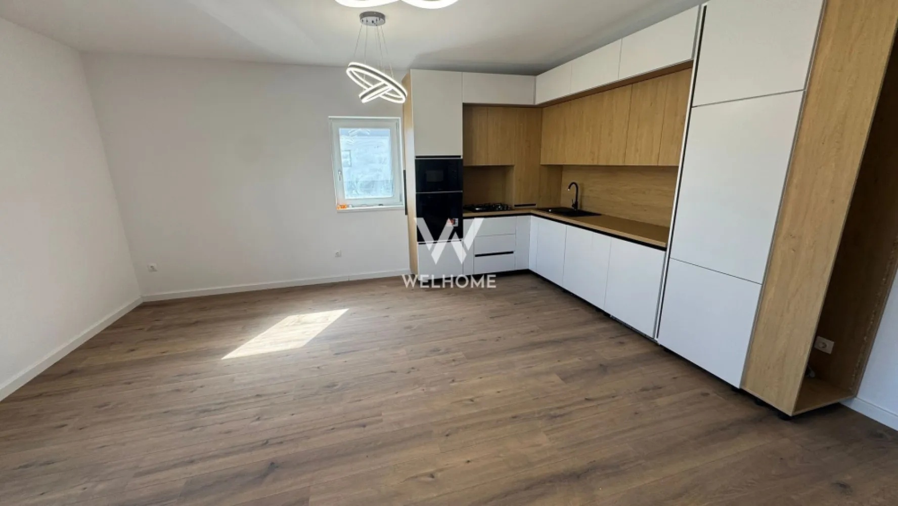 Apartament 3 camere, Prelungirea Doamna Stanca, Sibiu - Descoperă un apartament modern, situat într-o zonă foarte căutată din Sibiu, pe strada Doamna Stanca, chiar lângă Dedeman. Locuința face parte dintr-un imobil nou, cu regim redus de înălțime P+3, oferind confort, liniște și un ambient plăcut pentru întreaga familie.

Apartamentul are o suprafață utilă de 65.75 mp și este inteligent compartimentat pentru a oferi funcționalitate și spațiu bine organizat. Compartimentarea include hol de acces, living open-space cu bucătăria, două dormitoare, baie și un balcon generos. Balconul are o suprafață de 10.5 mp, fiind perfect pentru momente de relaxare sau pentru a amenaja un spațiu exterior confortabil.

Locuința se predă la interior complet finisată (LA CHEIE), astfel încât viitorii proprietari se pot muta imediat fără investiții suplimentare. Apartamentul dispune de centrală termică proprie și încălzire în pardoseală, pereți finisați cu lavabilă, șapă elicopterizată, ușă de intrare securizată, geamuri termopan, prize și întrerupătoare montate, uși de interior, precum și finisaje moderne precum parchet SPC, faianță și gresie.

Imobilul este de asemenea predat la exterior LA CHEIE, cu casa scării complet finisată, izolație exterioară, fațadă realizată și spații verzi amenajate, oferind un aspect modern și îngrijit întregului ansamblu.

În plus, un loc de parcare este inclus în preț, un avantaj important într-o zonă în continuă dezvoltare.

Predarea apartamentului este imediată, ceea ce îl face ideal atât pentru locuit, cât și pentru investiție.

Dacă îți dorești un apartament modern, bine poziționat și gata de mutare, această proprietate poate fi alegerea perfectă.

PRET: 155.000 Euro 
Detalii si vizionare: 0740066818, Cristina