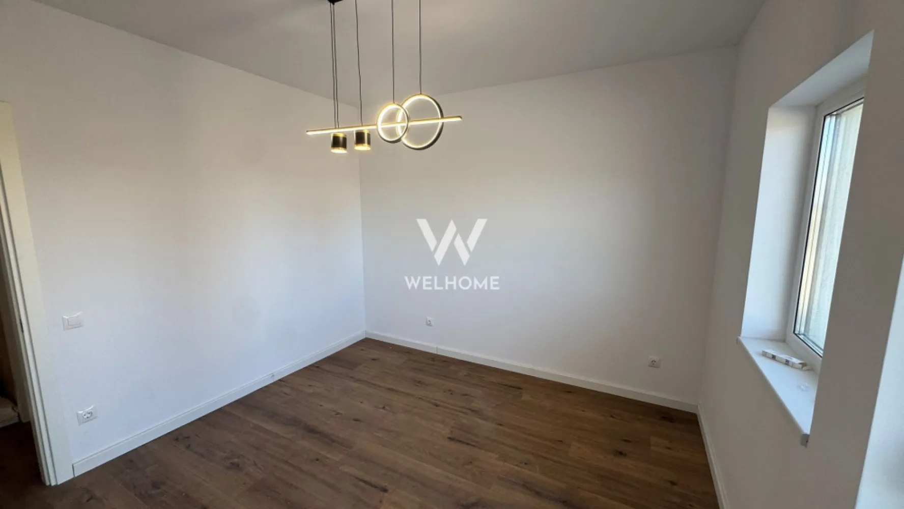 Apartament 3 camere, Prelungirea Doamna Stanca, Sibiu - Descoperă un apartament modern, situat într-o zonă foarte căutată din Sibiu, pe strada Doamna Stanca, chiar lângă Dedeman. Locuința face parte dintr-un imobil nou, cu regim redus de înălțime P+3, oferind confort, liniște și un ambient plăcut pentru întreaga familie.

Apartamentul are o suprafață utilă de 65.75 mp și este inteligent compartimentat pentru a oferi funcționalitate și spațiu bine organizat. Compartimentarea include hol de acces, living open-space cu bucătăria, două dormitoare, baie și un balcon generos. Balconul are o suprafață de 10.5 mp, fiind perfect pentru momente de relaxare sau pentru a amenaja un spațiu exterior confortabil.

Locuința se predă la interior complet finisată (LA CHEIE), astfel încât viitorii proprietari se pot muta imediat fără investiții suplimentare. Apartamentul dispune de centrală termică proprie și încălzire în pardoseală, pereți finisați cu lavabilă, șapă elicopterizată, ușă de intrare securizată, geamuri termopan, prize și întrerupătoare montate, uși de interior, precum și finisaje moderne precum parchet SPC, faianță și gresie.

Imobilul este de asemenea predat la exterior LA CHEIE, cu casa scării complet finisată, izolație exterioară, fațadă realizată și spații verzi amenajate, oferind un aspect modern și îngrijit întregului ansamblu.

În plus, un loc de parcare este inclus în preț, un avantaj important într-o zonă în continuă dezvoltare.

Predarea apartamentului este imediată, ceea ce îl face ideal atât pentru locuit, cât și pentru investiție.

Dacă îți dorești un apartament modern, bine poziționat și gata de mutare, această proprietate poate fi alegerea perfectă.

PRET: 155.000 Euro 
Detalii si vizionare: 0740066818, Cristina