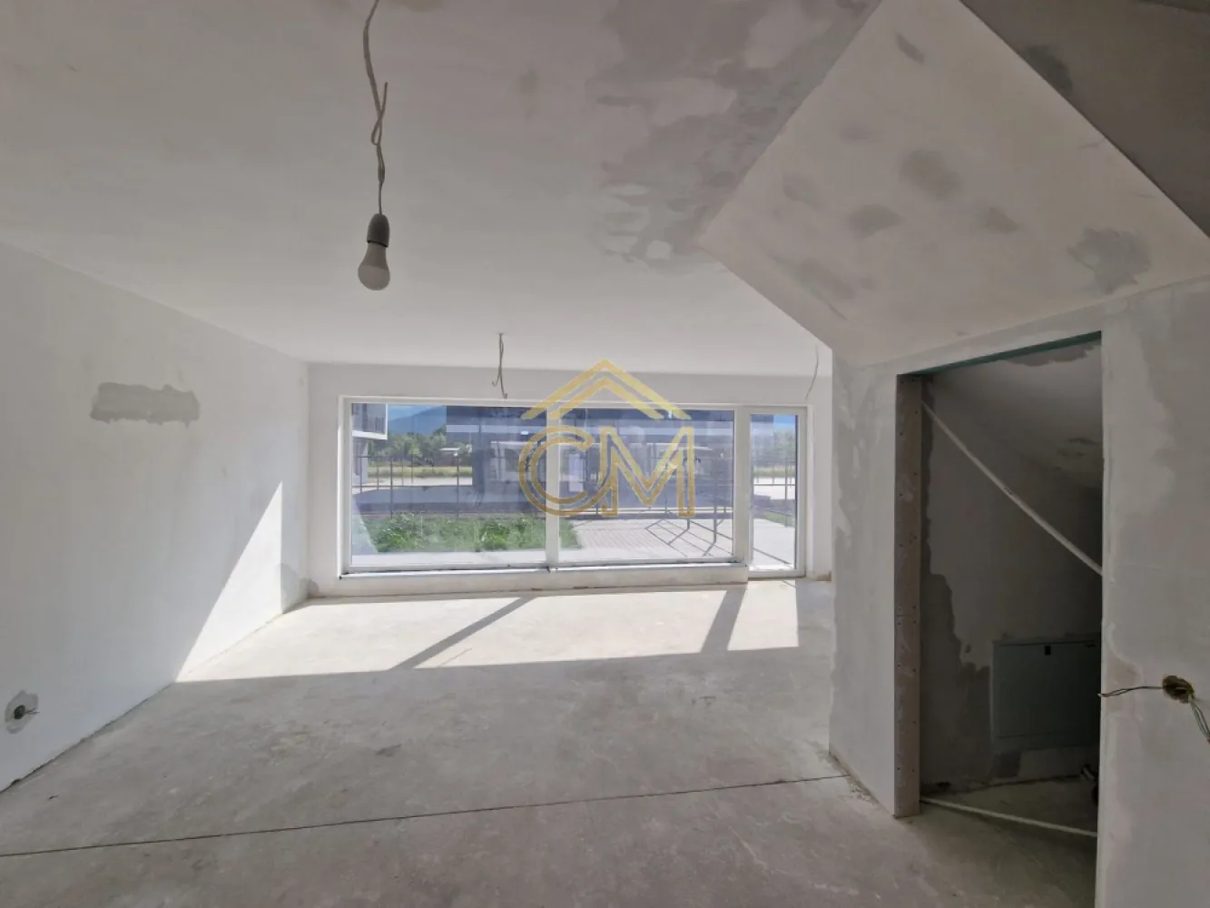 Casă 4 Camere - 2 Bai - 110 MPU - 164 MP Teren - Vă propunem spre vânzare o Casa tip Duplex situată într-una dintre cele mai căutate zone limitrofe ale Sibiului – localitatea Rășinari, la granița cu Pădurea Dumbrava. Proprietatea reprezintă echilibrul perfect între arhitectura modernă, eficiența spațiului și liniștea naturii.
 Repere principale:
 Construcție Nouă (2024): Realizată integral din cărămidă, cu izolație exterioară de înaltă densitate și acoperiș de tablă izolata.
 Stadiu de Predare: "Alb avansat" – Locuința are pereții gletuiți, șapă turnată și toate instalațiile pe poziții, oferindu-vă avantajul de a vă personaliza finisajele (gresie, parchet, uși) după propriul gust.
 Eficiență Energetică: Ferestre PVC cu geam termopan performant și sistem de încălzire cu centrală proprie și calorifere montate.
 Compartimentare Inteligentă (110.5 mp utili): 
 PARTER Hol de acces, bucătărie închisă (ideală pentru a evita mirosurile în zona de zi), baie spațioasă și un living generos, inundat de lumină naturală, cu ieșire directă spre terasa și grădina privată. 
 ETAJ: Zonă de noapte compusă din 3 dormitoare confortabile, dressing dedicat, baie mare și un balcon generos de unde puteți admira vederea spre munte.
 Exterior și Facilități:
 Teren total: 264 mp, cu o curte liberă de 194 mp – spațiu ideal pentru amenajarea unui foișor, loc de joacă sau zonă de grătar.Parcare: 2 locuri de parcare proprii, amenajate în incintă.Infrastructură: Acces este facil și conexiune la toate utilitățile (apă, canalizare, gaz, curent, fibră optică).
 Locație:
 Proprietatea beneficiază de o poziție strategică, oferind acces rapid către parcurile și zonele de agrement din proximitatea Sibiului, păstrând în același timp aerul curat și autenticitatea Mărginimii.

 Contact și Vizionări:
 Pentru a programa o vizionare sau pentru detalii suplimentare, vă rugăm să menționați codul de proprietate: CP3066392