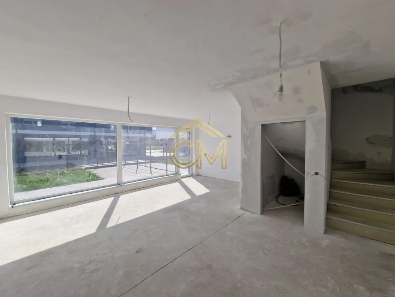 Casă 4 Camere - 2 Bai - 110 MPU - 164 MP Teren - Vă propunem spre vânzare o Casa tip Duplex situată într-una dintre cele mai căutate zone limitrofe ale Sibiului – localitatea Rășinari, la granița cu Pădurea Dumbrava. Proprietatea reprezintă echilibrul perfect între arhitectura modernă, eficiența spațiului și liniștea naturii.
 Repere principale:
 Construcție Nouă (2024): Realizată integral din cărămidă, cu izolație exterioară de înaltă densitate și acoperiș de tablă izolata.
 Stadiu de Predare: "Alb avansat" – Locuința are pereții gletuiți, șapă turnată și toate instalațiile pe poziții, oferindu-vă avantajul de a vă personaliza finisajele (gresie, parchet, uși) după propriul gust.
 Eficiență Energetică: Ferestre PVC cu geam termopan performant și sistem de încălzire cu centrală proprie și calorifere montate.
 Compartimentare Inteligentă (110.5 mp utili): 
 PARTER Hol de acces, bucătărie închisă (ideală pentru a evita mirosurile în zona de zi), baie spațioasă și un living generos, inundat de lumină naturală, cu ieșire directă spre terasa și grădina privată. 
 ETAJ: Zonă de noapte compusă din 3 dormitoare confortabile, dressing dedicat, baie mare și un balcon generos de unde puteți admira vederea spre munte.
 Exterior și Facilități:
 Teren total: 264 mp, cu o curte liberă de 194 mp – spațiu ideal pentru amenajarea unui foișor, loc de joacă sau zonă de grătar.Parcare: 2 locuri de parcare proprii, amenajate în incintă.Infrastructură: Acces este facil și conexiune la toate utilitățile (apă, canalizare, gaz, curent, fibră optică).
 Locație:
 Proprietatea beneficiază de o poziție strategică, oferind acces rapid către parcurile și zonele de agrement din proximitatea Sibiului, păstrând în același timp aerul curat și autenticitatea Mărginimii.

 Contact și Vizionări:
 Pentru a programa o vizionare sau pentru detalii suplimentare, vă rugăm să menționați codul de proprietate: CP3066392