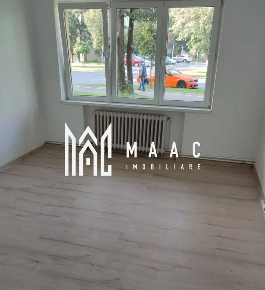 Apartament 3 camere | 60 mp utili | Zona Terezian - MAAC Imobiliare vă propune spre vânzare un apartament cu 3 camere semidecomandate, situat la parter, într-o zonă liniștită și bine conectată din cartierul Terezian. Detalii apartament: Suprafață utilă: 60 mp Compartimentare: 3 camere semidecomandate Bucătărie închisă Cămară și debara Parchet laminat Apartament renovat recent Stil clasic, bine întreținut Locație: zona Terezian – acces facil către magazine, școli, mijloace de transport și puncte de interes. Apartament potrivit pentru locuință proprie, salon de masaj, salon de înfrumusețare. 📞 Contactează-ne pentru mai multe detalii sau pentru a programa o vizionare, menționați CP2703752 !