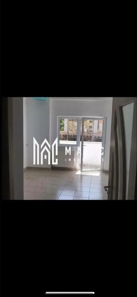 Spatiu Comercial | Rezidential | Piata Nord - MAAC Imobiliare vă propune spre închiriere o clădire P+2+M situată în municipiul Râmnicu Vâlcea, în cartierul Nord, zona Piață – o locație cu vizibilitate foarte bună și acces facil către principalele puncte de interes ale orașului.

Imobilul are o suprafață totală de aproximativ 400 mp, fiind compartimentat eficient și pretabil atât pentru locuință, cât și pentru activități comerciale sau de birouri (sediu firmă, clinică, cabinet, after-school, spații administrative etc.).

Clădirea oferă:

* Regim de înălțime Parter + 2 Etaje + Mansardă
* Spații generoase și luminoase
* Posibilitate de organizare flexibilă a activității
* Locuri de parcare închiriate de la primărie, un avantaj important pentru angajați și clienți

Poziționarea în zona Pieței Nord asigură vad comercial bun și acces rapid la mijloace de transport, magazine și alte servicii.

Pentru detalii suplimentare și programarea unei vizionări, echipa MAAC Imobiliare vă stă la dispoziție.

ID : CP2944878