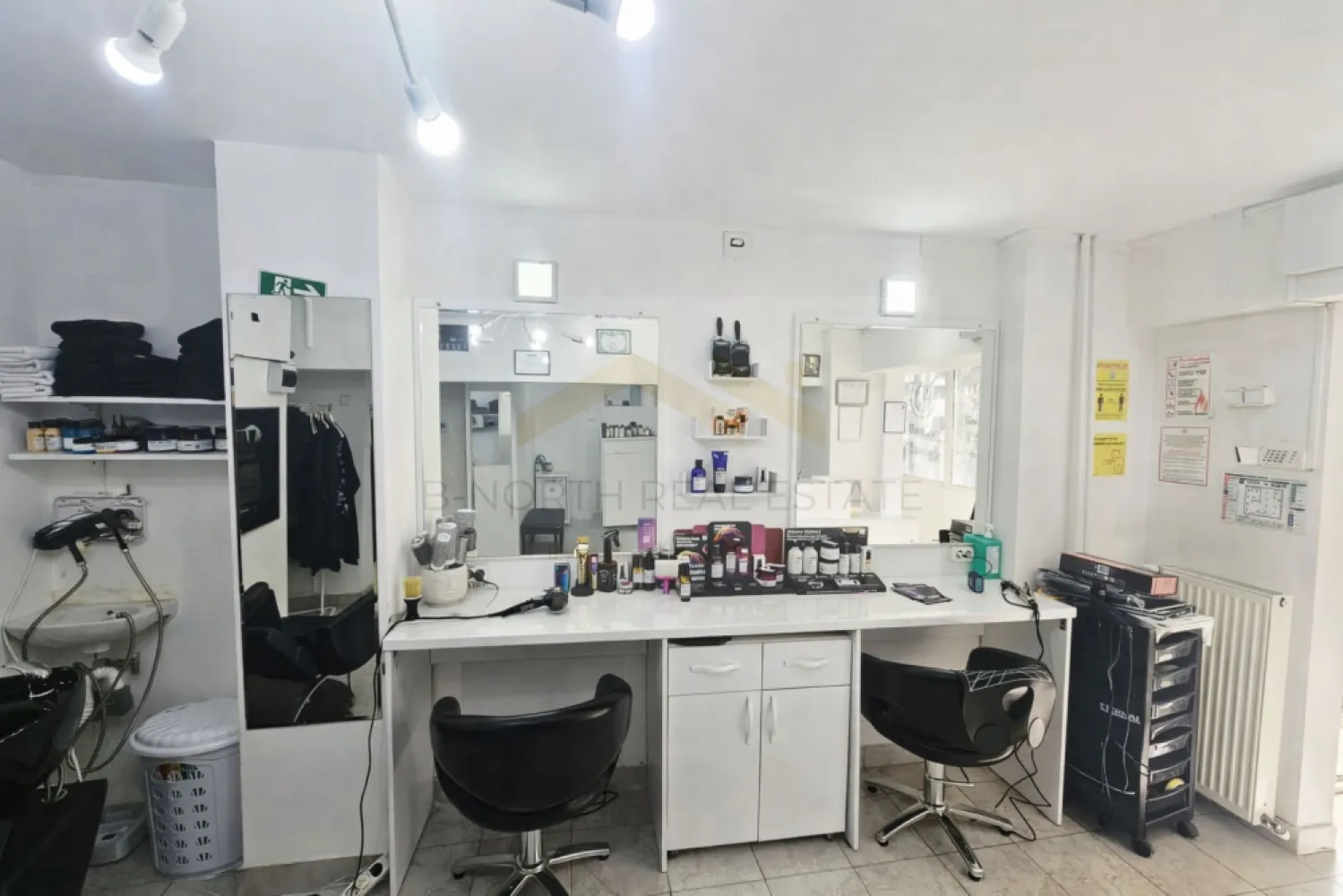 Spațiu comercial de închiriat | Mihai Bravu | Stradal | Ideal salon , birou - B-North Real Estate vă propune spre închiriere un spațiu comercial situat stradal pe Mihai Bravu, într-o zonă cu trafic intens și vizibilitate excelentă.

Spațiul a funcționat cu succes ca salon de coafură în ultimii 15 ani, beneficiind de un vad comercial format și de o locație consacrată pentru activități de servicii. Datorită compartimentării și amplasării sale, proprietatea poate fi utilizată atât pentru activități din domeniul beauty, cât și pentru birouri, cabinete, agenții, servicii profesionale sau alte activități comerciale.

Caracteristici principale:

Spațiu comercial stradal
Vizibilitate excelentă
Vad comercial format
Zonă cu trafic pietonal și auto intens
Acces facil pentru clienți

Destinații recomandate:

Coafor
Frizerie
Manichiură – pedichiură
Salon de înfrumusețare
Birou de consultanță
Agenție servicii
Cabinet profesional
Activități comerciale diverse
Beneficii și avantaje ale zonei
Amplasare pe Mihai Bravu
Trafic pietonal și auto ridicat
Acces rapid la mijloace de transport în comun
Zonă comercială consacrată
Expunere excelentă pentru promovarea activității
Potențial ridicat de dezvoltare a afacerii

Preț și condiții:

Chirie: 720 euro/lună

Pentru detalii suplimentare și programarea unei vizionări, contactați B-North Real Estate.