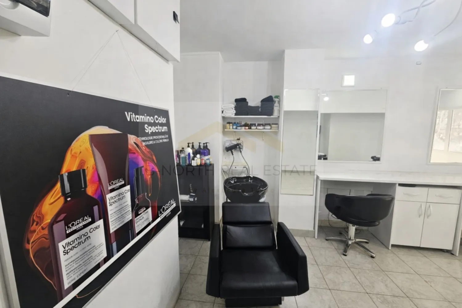 Spațiu comercial de închiriat | Mihai Bravu | Stradal | Ideal salon , birou - B-North Real Estate vă propune spre închiriere un spațiu comercial situat stradal pe Mihai Bravu, într-o zonă cu trafic intens și vizibilitate excelentă.

Spațiul a funcționat cu succes ca salon de coafură în ultimii 15 ani, beneficiind de un vad comercial format și de o locație consacrată pentru activități de servicii. Datorită compartimentării și amplasării sale, proprietatea poate fi utilizată atât pentru activități din domeniul beauty, cât și pentru birouri, cabinete, agenții, servicii profesionale sau alte activități comerciale.

Caracteristici principale:

Spațiu comercial stradal
Vizibilitate excelentă
Vad comercial format
Zonă cu trafic pietonal și auto intens
Acces facil pentru clienți

Destinații recomandate:

Coafor
Frizerie
Manichiură – pedichiură
Salon de înfrumusețare
Birou de consultanță
Agenție servicii
Cabinet profesional
Activități comerciale diverse
Beneficii și avantaje ale zonei
Amplasare pe Mihai Bravu
Trafic pietonal și auto ridicat
Acces rapid la mijloace de transport în comun
Zonă comercială consacrată
Expunere excelentă pentru promovarea activității
Potențial ridicat de dezvoltare a afacerii

Preț și condiții:

Chirie: 720 euro/lună

Pentru detalii suplimentare și programarea unei vizionări, contactați B-North Real Estate.