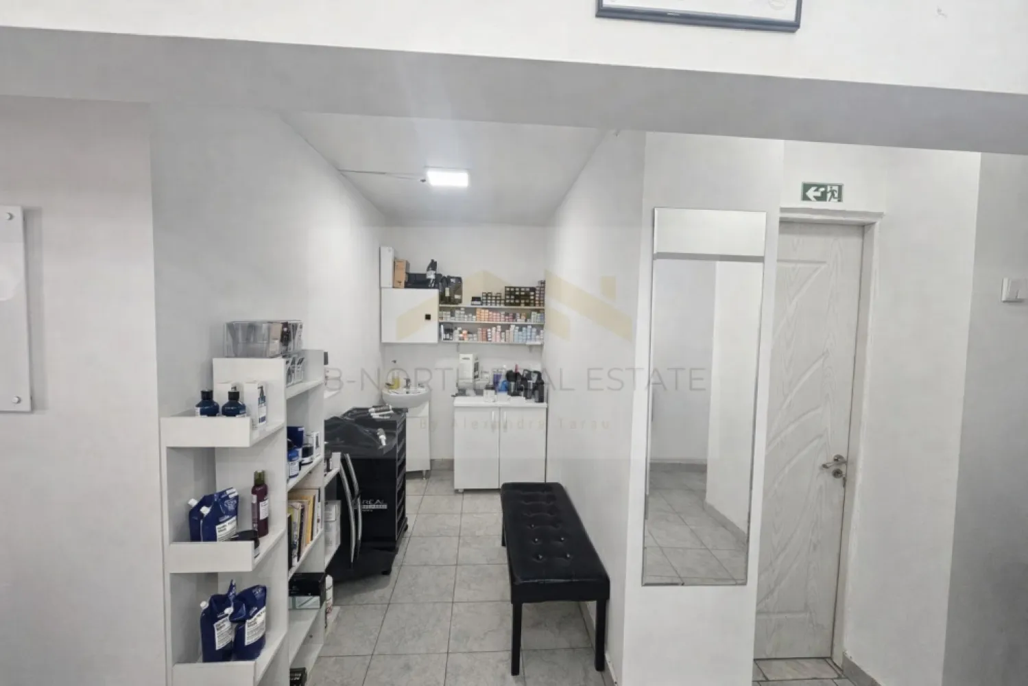 Spațiu comercial de închiriat | Mihai Bravu | Stradal | Ideal salon , birou - B-North Real Estate vă propune spre închiriere un spațiu comercial situat stradal pe Mihai Bravu, într-o zonă cu trafic intens și vizibilitate excelentă.

Spațiul a funcționat cu succes ca salon de coafură în ultimii 15 ani, beneficiind de un vad comercial format și de o locație consacrată pentru activități de servicii. Datorită compartimentării și amplasării sale, proprietatea poate fi utilizată atât pentru activități din domeniul beauty, cât și pentru birouri, cabinete, agenții, servicii profesionale sau alte activități comerciale.

Caracteristici principale:

Spațiu comercial stradal
Vizibilitate excelentă
Vad comercial format
Zonă cu trafic pietonal și auto intens
Acces facil pentru clienți

Destinații recomandate:

Coafor
Frizerie
Manichiură – pedichiură
Salon de înfrumusețare
Birou de consultanță
Agenție servicii
Cabinet profesional
Activități comerciale diverse
Beneficii și avantaje ale zonei
Amplasare pe Mihai Bravu
Trafic pietonal și auto ridicat
Acces rapid la mijloace de transport în comun
Zonă comercială consacrată
Expunere excelentă pentru promovarea activității
Potențial ridicat de dezvoltare a afacerii

Preț și condiții:

Chirie: 720 euro/lună

Pentru detalii suplimentare și programarea unei vizionări, contactați B-North Real Estate.