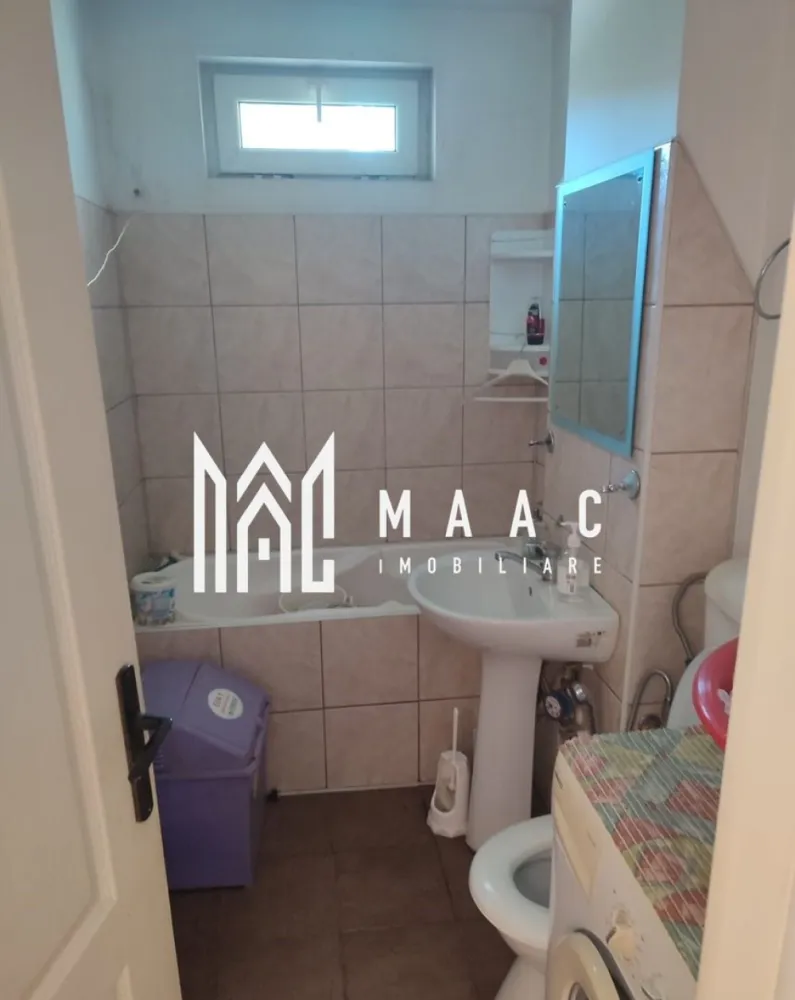 Apartament 3 camere | 60 mp utili | Zona Terezian - MAAC Imobiliare vă propune spre vânzare un apartament cu 3 camere semidecomandate, situat la parter, într-o zonă liniștită și bine conectată din cartierul Terezian. Detalii apartament: Suprafață utilă: 60 mp Compartimentare: 3 camere semidecomandate Bucătărie închisă Cămară și debara Parchet laminat Apartament renovat recent Stil clasic, bine întreținut Locație: zona Terezian – acces facil către magazine, școli, mijloace de transport și puncte de interes. Apartament potrivit pentru locuință proprie, salon de masaj, salon de înfrumusețare. 📞 Contactează-ne pentru mai multe detalii sau pentru a programa o vizionare, menționați CP2703752 !