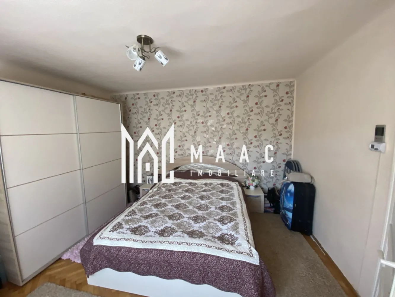 Casă Terezian I Garaj și vecinătate liniștită I Terezian - Maac Imobiliare prezintă spre vânzare o casă cu 3 camere și grădină, situată într-o zonă liniștită și bine cotată din cartierul Terezian, Sibiu. Această proprietate se remarcă prin compartimentarea funcțională, curtea îngrijită și proximitatea față de toate facilitățile urbane esențiale.

Detalii proprietate:

Compartimentare eficientă: Casa este formată din 3 camere luminoase, hol generos, baie și pivniță, iar bucătăria este amplasată la demisol, oferind un ambient constant și răcoros pe tot parcursul anului.

Spațiu exterior amenajat: Curtea din față este pavată, perfectă pentru relaxare sau socializare, iar în partea din spate se află o zonă verde bine întreținută, ideală pentru petrecerea timpului în aer liber. Curtea este comună.

Teren total: 422 mp – suficient pentru amenajări diverse, de la grădină ornamentală până la spațiu de joacă pentru copii.

Beneficii și locație:

Zonă rezidențială liniștită, ideală pentru familii sau persoane care apreciază confortul și intimitatea.

Acces rapid către școli, grădinițe, mijloace de transport în comun, parc și alte facilități esențiale.

Această proprietate reprezintă o alegere excelentă pentru cei care își doresc o locuință cu personalitate, într-o zonă matură și bine conectată a orașului.

 Pentru mai multe informații sau pentru a programa o vizionare, vă rugăm să specificați că ați văzut anunțul cu ID: CP2699190.