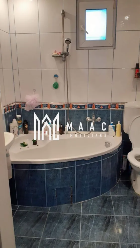 Casă Terezian I Garaj și vecinătate liniștită I Terezian - Maac Imobiliare prezintă spre vânzare o casă cu 3 camere și grădină, situată într-o zonă liniștită și bine cotată din cartierul Terezian, Sibiu. Această proprietate se remarcă prin compartimentarea funcțională, curtea îngrijită și proximitatea față de toate facilitățile urbane esențiale.

Detalii proprietate:

Compartimentare eficientă: Casa este formată din 3 camere luminoase, hol generos, baie și pivniță, iar bucătăria este amplasată la demisol, oferind un ambient constant și răcoros pe tot parcursul anului.

Spațiu exterior amenajat: Curtea din față este pavată, perfectă pentru relaxare sau socializare, iar în partea din spate se află o zonă verde bine întreținută, ideală pentru petrecerea timpului în aer liber. Curtea este comună.

Teren total: 422 mp – suficient pentru amenajări diverse, de la grădină ornamentală până la spațiu de joacă pentru copii.

Beneficii și locație:

Zonă rezidențială liniștită, ideală pentru familii sau persoane care apreciază confortul și intimitatea.

Acces rapid către școli, grădinițe, mijloace de transport în comun, parc și alte facilități esențiale.

Această proprietate reprezintă o alegere excelentă pentru cei care își doresc o locuință cu personalitate, într-o zonă matură și bine conectată a orașului.

 Pentru mai multe informații sau pentru a programa o vizionare, vă rugăm să specificați că ați văzut anunțul cu ID: CP2699190.