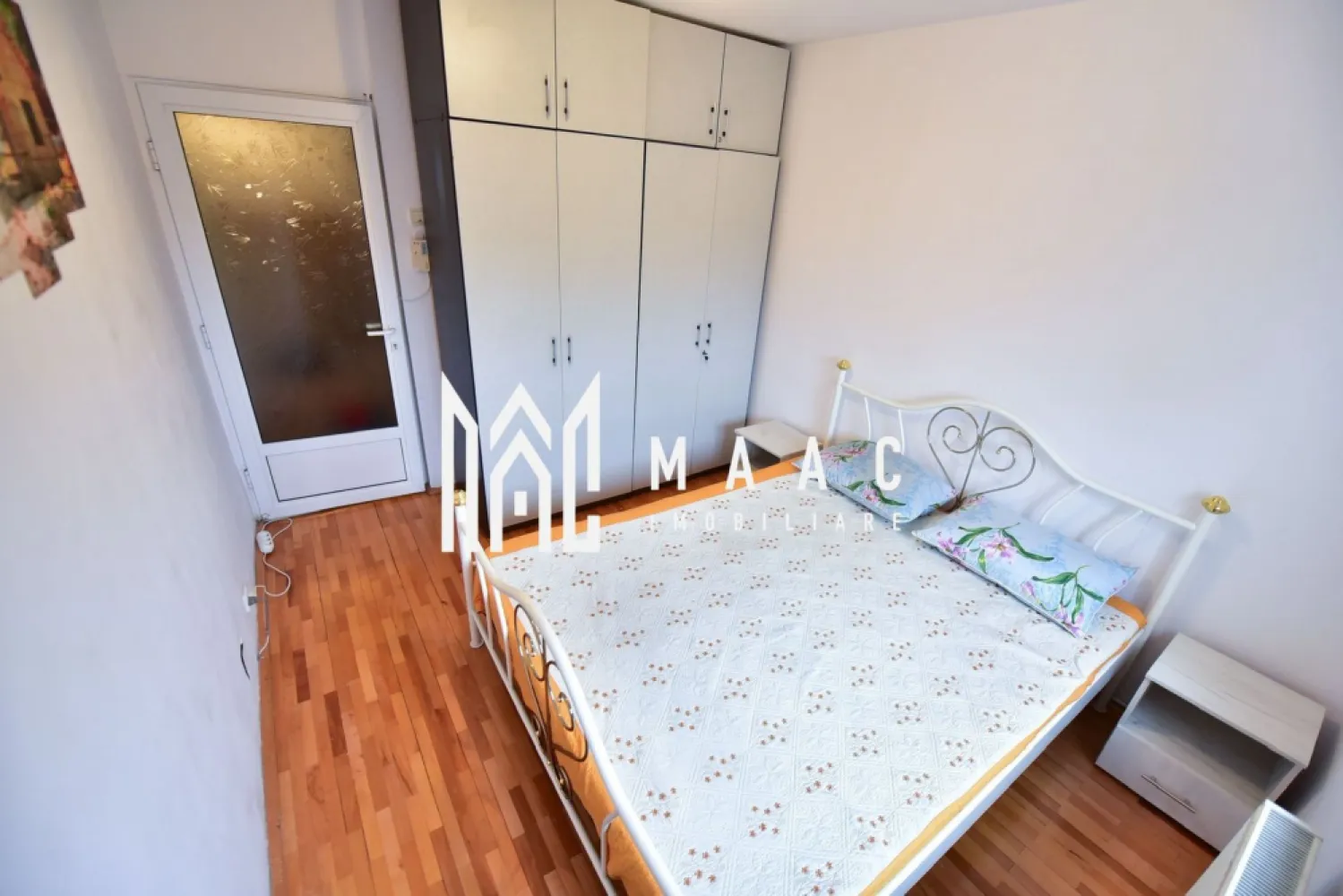 Apartament 3 Camere | 76Mp | Pivniță | Zona Turnișor - MAAC Imobiliare vă propune spre vânzare un apartament spațios cu 3 camere decomandate, situat în cartierul Turnișor, într-o zonă liniștită, în spatele magazinului Profi.

Locuința este amplasată la etajul 3 din 4 într-un imobil bine întreținut, cu doar două apartamente pe fiecare etaj, oferind astfel mai multă intimitate și confort.

Apartamentul are o suprafață utilă de 76 mp și dispune de pivniță mare, separată, ideală pentru depozitare.

Proprietatea se remarcă prin spațiile generoase și luminozitatea naturală. Dormitoarele sunt orientate astfel încât beneficiază de soare pe tot parcursul zilei, creând un ambient plăcut și confortabil.

Caracteristici principale:
3 camere decomandate
suprafață utilă: 76 mp
etaj 3 din 4
pivniță 15Mp, separată
izolație exterioară
aer condiționat
imobil cu doar 2 apartamente pe etaj
zonă liniștită și bine conectată la oraș
Apartamentul se vinde exact ca în fotografii, fiind complet mobilat și utilat, astfel încât viitorii proprietari se pot muta imediat.

Dotări incluse:
mașină de spălat haine
mașină de spălat vase
frigider
aragaz
aer condiționat
mobilier complet

 Localizare: Turnișor – în spatele magazinului Profi, 

Pentru mai multe detalii sau pentru a programa o vizionare, vă rugăm să ne contactați specificând ID: CP2963655