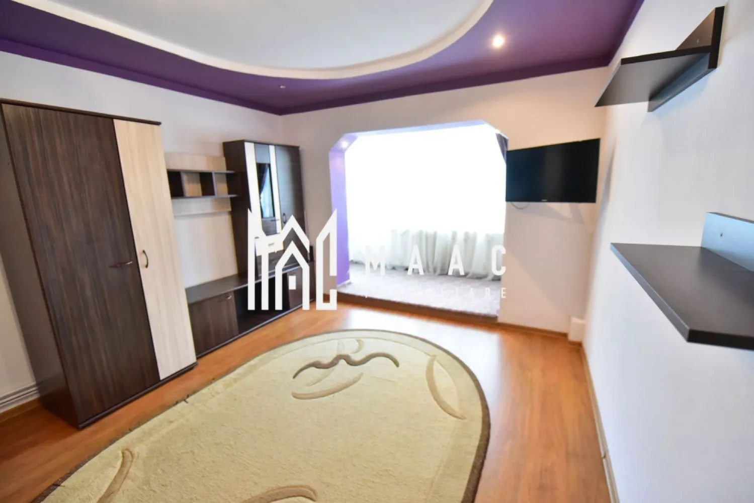 Apartament 3 Camere | 76Mp | Pivniță | Zona Turnișor - MAAC Imobiliare vă propune spre vânzare un apartament spațios cu 3 camere decomandate, situat în cartierul Turnișor, într-o zonă liniștită, în spatele magazinului Profi.

Locuința este amplasată la etajul 3 din 4 într-un imobil bine întreținut, cu doar două apartamente pe fiecare etaj, oferind astfel mai multă intimitate și confort.

Apartamentul are o suprafață utilă de 76 mp și dispune de pivniță mare, separată, ideală pentru depozitare.

Proprietatea se remarcă prin spațiile generoase și luminozitatea naturală. Dormitoarele sunt orientate astfel încât beneficiază de soare pe tot parcursul zilei, creând un ambient plăcut și confortabil.

Caracteristici principale:
3 camere decomandate
suprafață utilă: 76 mp
etaj 3 din 4
pivniță 15Mp, separată
izolație exterioară
aer condiționat
imobil cu doar 2 apartamente pe etaj
zonă liniștită și bine conectată la oraș
Apartamentul se vinde exact ca în fotografii, fiind complet mobilat și utilat, astfel încât viitorii proprietari se pot muta imediat.

Dotări incluse:
mașină de spălat haine
mașină de spălat vase
frigider
aragaz
aer condiționat
mobilier complet

 Localizare: Turnișor – în spatele magazinului Profi, 

Pentru mai multe detalii sau pentru a programa o vizionare, vă rugăm să ne contactați specificând ID: CP2963655