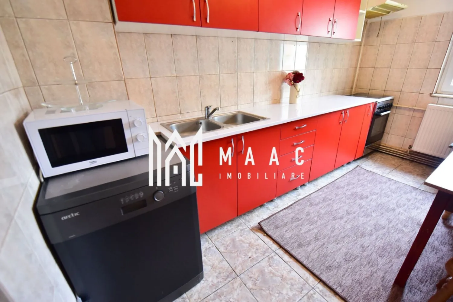 Apartament 3 Camere | 76Mp | Pivniță | Zona Turnișor - MAAC Imobiliare vă propune spre vânzare un apartament spațios cu 3 camere decomandate, situat în cartierul Turnișor, într-o zonă liniștită, în spatele magazinului Profi.

Locuința este amplasată la etajul 3 din 4 într-un imobil bine întreținut, cu doar două apartamente pe fiecare etaj, oferind astfel mai multă intimitate și confort.

Apartamentul are o suprafață utilă de 76 mp și dispune de pivniță mare, separată, ideală pentru depozitare.

Proprietatea se remarcă prin spațiile generoase și luminozitatea naturală. Dormitoarele sunt orientate astfel încât beneficiază de soare pe tot parcursul zilei, creând un ambient plăcut și confortabil.

Caracteristici principale:
3 camere decomandate
suprafață utilă: 76 mp
etaj 3 din 4
pivniță 15Mp, separată
izolație exterioară
aer condiționat
imobil cu doar 2 apartamente pe etaj
zonă liniștită și bine conectată la oraș
Apartamentul se vinde exact ca în fotografii, fiind complet mobilat și utilat, astfel încât viitorii proprietari se pot muta imediat.

Dotări incluse:
mașină de spălat haine
mașină de spălat vase
frigider
aragaz
aer condiționat
mobilier complet

 Localizare: Turnișor – în spatele magazinului Profi, 

Pentru mai multe detalii sau pentru a programa o vizionare, vă rugăm să ne contactați specificând ID: CP2963655