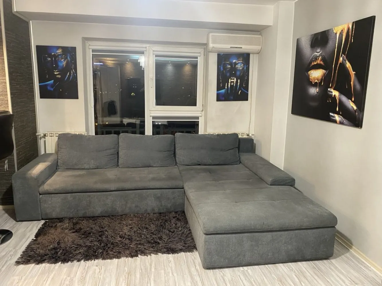 Propietar 2 camere Unirii/O.Goga - Propietar închiriez apartament de 2 camere, decomandat, utllat si mobilat, foarte spatios, stradal cu vedere panoramica spre bd Unirii
Apartamentul este situat pe bd Octavian Goga in imediata vecinatate a Camerei de Comert, Biblioteca Nationala si a Tribunalului București