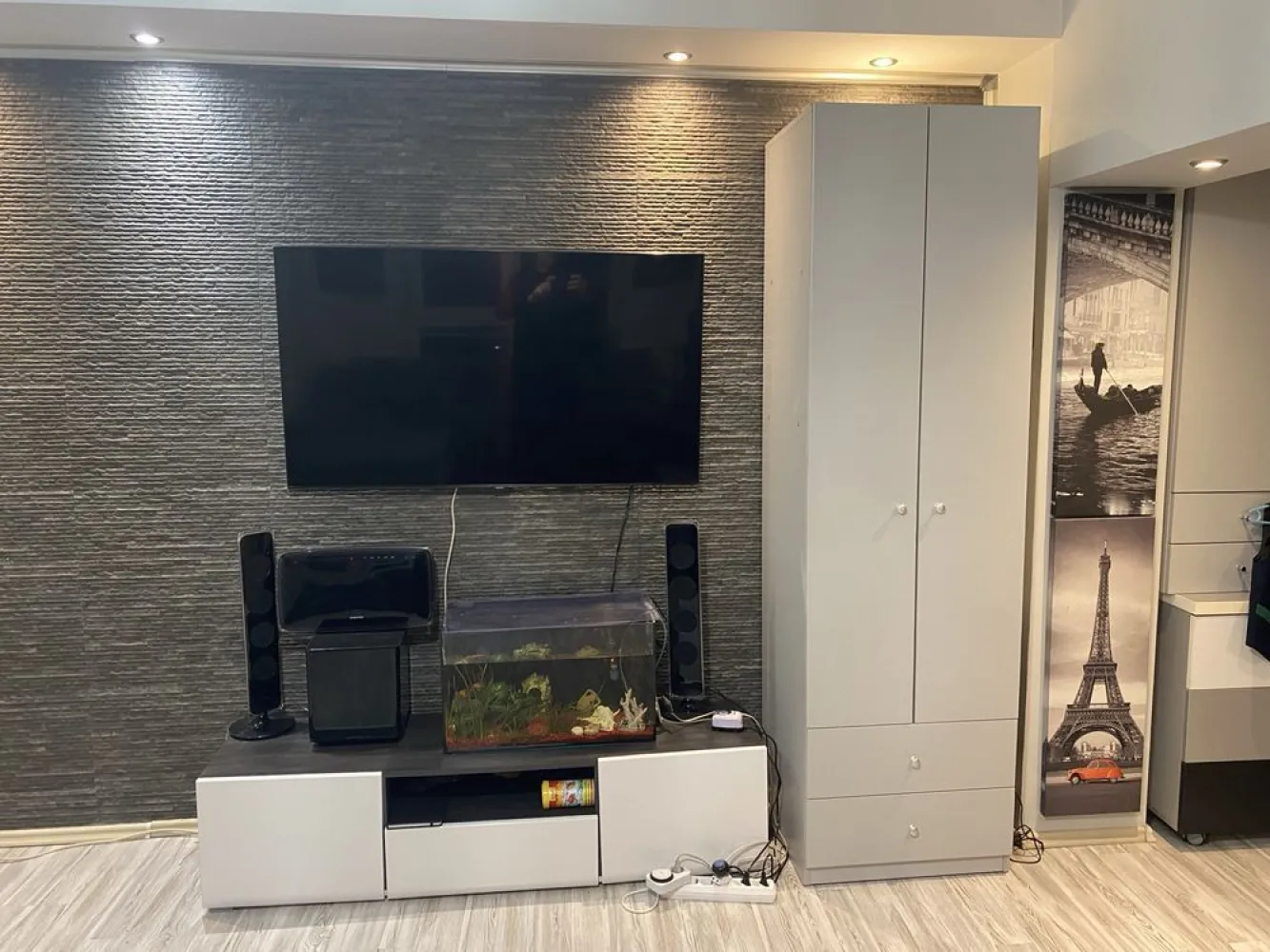 Propietar 2 camere Unirii/O.Goga - Propietar închiriez apartament de 2 camere, decomandat, utllat si mobilat, foarte spatios, stradal cu vedere panoramica spre bd Unirii
Apartamentul este situat pe bd Octavian Goga in imediata vecinatate a Camerei de Comert, Biblioteca Nationala si a Tribunalului București