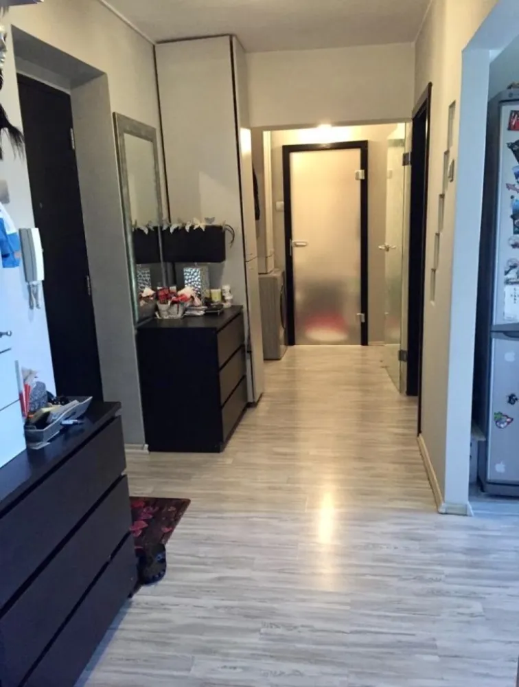 Propietar 2 camere Unirii/O.Goga - Propietar închiriez apartament de 2 camere, decomandat, utllat si mobilat, foarte spatios, stradal cu vedere panoramica spre bd Unirii
Apartamentul este situat pe bd Octavian Goga in imediata vecinatate a Camerei de Comert, Biblioteca Nationala si a Tribunalului București
