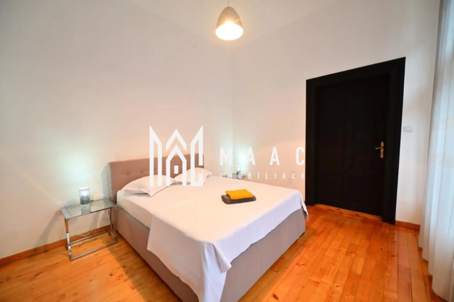 Apartament la casa I 3 camere I 2 bai I Ultracentral - MAAC Imobiliare vă propune spre închiriere, pe termen lung, un apartament deosebit cu 3 camere, situat în centrul istoric, într-un imobil cu arhitectură autentică și farmec aparte, ce păstrează eleganța și rafinamentul unei epoci trecute.

Locuința impresionează prin spațiile generoase, proporțiile echilibrate și atmosfera caldă, fiind o alegere ideală pentru cei care apreciază stilul clasic și confortul unui ambient distinct.

Compartimentarea este versatilă și permite multiple utilizări:
-3 camere foarte spațioase
-spațiu de birou
-2 băi cu duș
-bucătărie
-chicinetă
-încăpere pentru depozitare/dressing

Proprietatea poate fi reconfigurată în două unități separate, respectiv o garsonieră și un apartament cu 2 camere, oferind flexibilitate în utilizare.

Beneficiază de spațiu suplimentar de depozitare prin pivniță.

Imobilul păstrează elemente arhitecturale specifice caselor istorice:
-tavane înalte
-încăperi ample
-detalii care conferă o ambianță elegantă și rafinată

Poziționarea este excepțională, în centrul istoric, cu ieșire la două străzi și acces facil către restaurante, instituții, zone culturale și puncte de interes ale orașului.

Proprietatea este potrivită atât pentru rezidență premium, cât și pentru activități profesionale precum birouri sau consultanță, într-un cadru discret și reprezentativ.

Pentru mai multe detalii, vă rugăm să menționați telefonic că ați văzut anunțul cu CP2694598