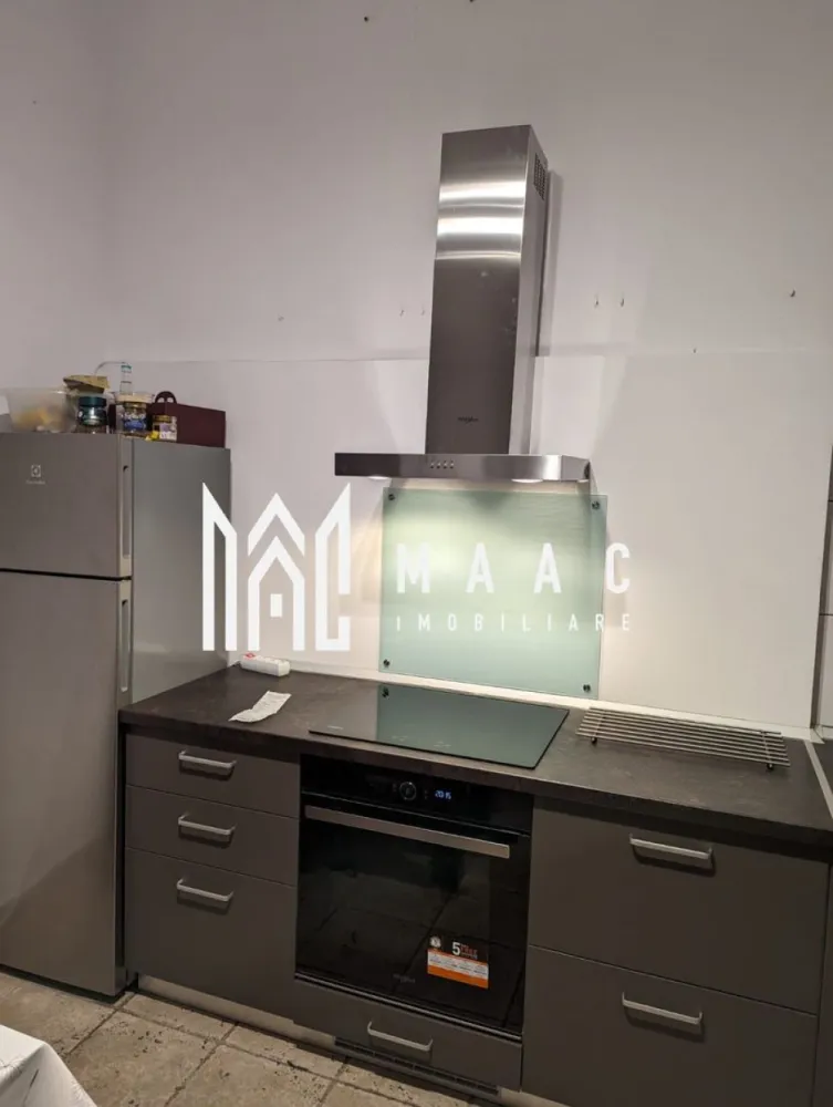 Apartament la casa I 3 camere I 2 bai I Ultracentral - MAAC Imobiliare vă propune spre închiriere, pe termen lung, un apartament deosebit cu 3 camere, situat în centrul istoric, într-un imobil cu arhitectură autentică și farmec aparte, ce păstrează eleganța și rafinamentul unei epoci trecute.

Locuința impresionează prin spațiile generoase, proporțiile echilibrate și atmosfera caldă, fiind o alegere ideală pentru cei care apreciază stilul clasic și confortul unui ambient distinct.

Compartimentarea este versatilă și permite multiple utilizări:
-3 camere foarte spațioase
-spațiu de birou
-2 băi cu duș
-bucătărie
-chicinetă
-încăpere pentru depozitare/dressing

Proprietatea poate fi reconfigurată în două unități separate, respectiv o garsonieră și un apartament cu 2 camere, oferind flexibilitate în utilizare.

Beneficiază de spațiu suplimentar de depozitare prin pivniță.

Imobilul păstrează elemente arhitecturale specifice caselor istorice:
-tavane înalte
-încăperi ample
-detalii care conferă o ambianță elegantă și rafinată

Poziționarea este excepțională, în centrul istoric, cu ieșire la două străzi și acces facil către restaurante, instituții, zone culturale și puncte de interes ale orașului.

Proprietatea este potrivită atât pentru rezidență premium, cât și pentru activități profesionale precum birouri sau consultanță, într-un cadru discret și reprezentativ.

Pentru mai multe detalii, vă rugăm să menționați telefonic că ați văzut anunțul cu CP2694598