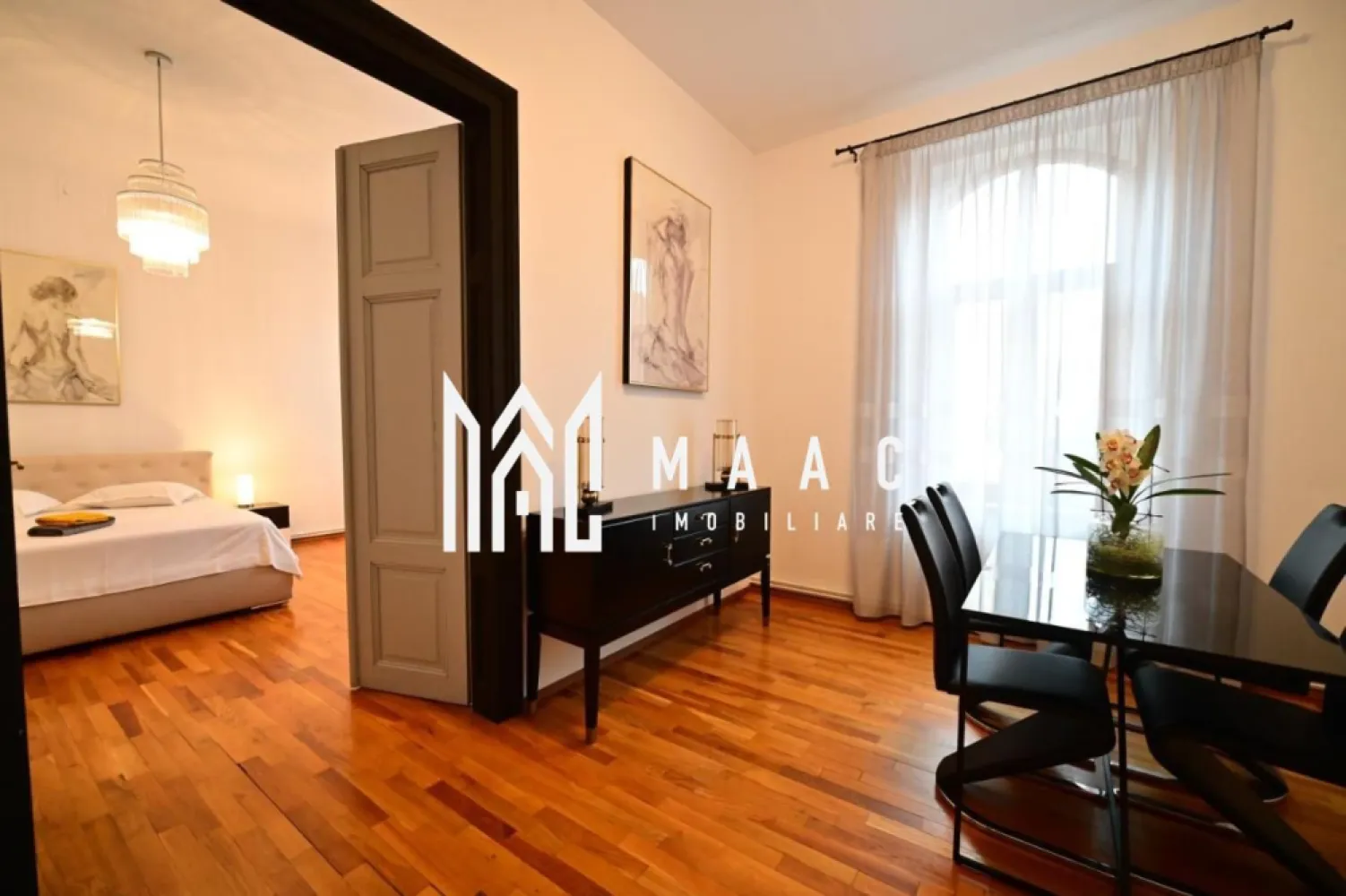 Apartament la casa I 3 camere I 2 bai I Ultracentral - MAAC Imobiliare vă propune spre închiriere, pe termen lung, un apartament deosebit cu 3 camere, situat în centrul istoric, într-un imobil cu arhitectură autentică și farmec aparte, ce păstrează eleganța și rafinamentul unei epoci trecute.

Locuința impresionează prin spațiile generoase, proporțiile echilibrate și atmosfera caldă, fiind o alegere ideală pentru cei care apreciază stilul clasic și confortul unui ambient distinct.

Compartimentarea este versatilă și permite multiple utilizări:
-3 camere foarte spațioase
-spațiu de birou
-2 băi cu duș
-bucătărie
-chicinetă
-încăpere pentru depozitare/dressing

Proprietatea poate fi reconfigurată în două unități separate, respectiv o garsonieră și un apartament cu 2 camere, oferind flexibilitate în utilizare.

Beneficiază de spațiu suplimentar de depozitare prin pivniță.

Imobilul păstrează elemente arhitecturale specifice caselor istorice:
-tavane înalte
-încăperi ample
-detalii care conferă o ambianță elegantă și rafinată

Poziționarea este excepțională, în centrul istoric, cu ieșire la două străzi și acces facil către restaurante, instituții, zone culturale și puncte de interes ale orașului.

Proprietatea este potrivită atât pentru rezidență premium, cât și pentru activități profesionale precum birouri sau consultanță, într-un cadru discret și reprezentativ.

Pentru mai multe detalii, vă rugăm să menționați telefonic că ați văzut anunțul cu CP2694598