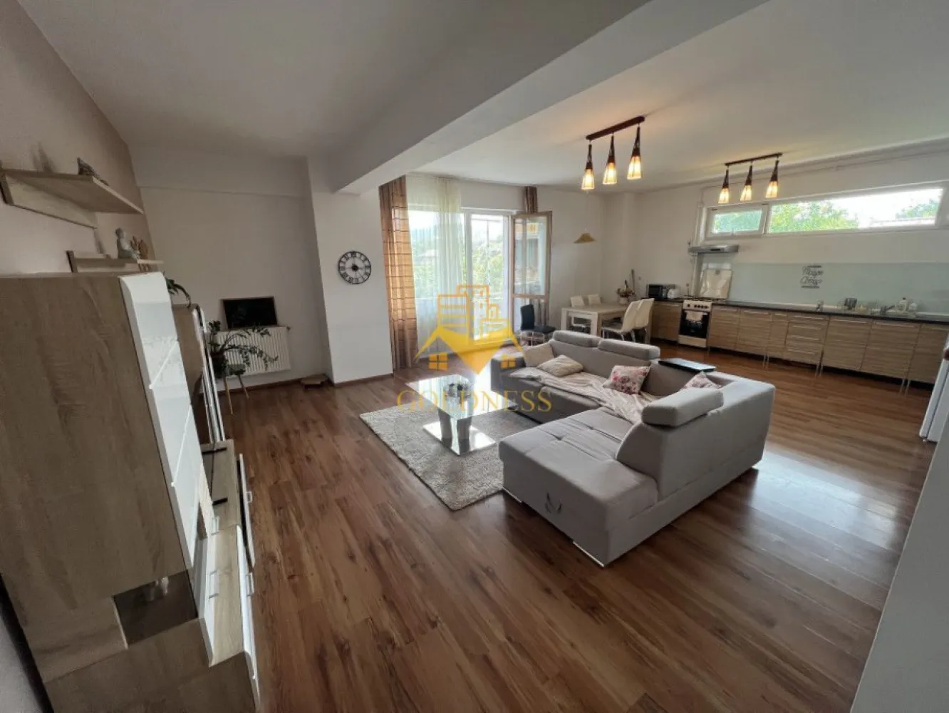 2 camere, modern, bloc nou, Manastur, zona Usamv, Platinia - GOLDNESS Imobiliare vă propune spre închiriere un apartament cu 2 camere complet mobilat și utilat, la etajul 2 într-un imobil de 8 etaje, în cartierul Manastur. Apartamentul este compartimentat astfel:
 - dormitor cu pat matrimonial, dressing, noptiere
 - living cu bucatarie open-space complet utilată, canapea extensibla, loc de servit masa 
 - baie cu cabina de dus, calorifer port prosop inox și dulap pentru depozitare.
 - terasa de 15 mp.

Imobilul este dotat cu toate cele necesare- centrală proprie, mașină de spălat haine, frigider, plită electrică, hotă, etc. 
Se află în apropierea stațiilor de transport în comun, magazine, restaurante, spații verzi, farmacii, etc. 
Posibilitate de parcare in zona !

Dacă sunteți interesați de acest apartament și doriți să îl vizionați, dar și pentru alte oferte sau detalii nu ezitați să ne contactați telefonic sau prin e-mail - goldnessimobiliare@gmail.com. Vă stăm la dispoziție!