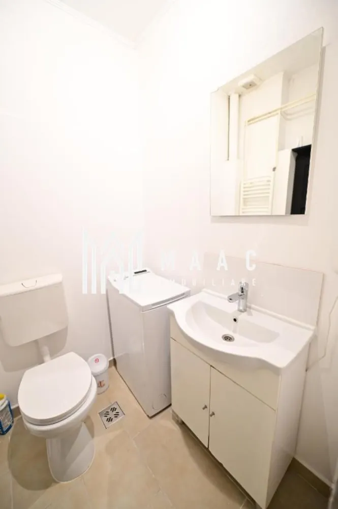 Apartament la casa I 3 camere I 2 bai I Ultracentral - MAAC Imobiliare vă propune spre închiriere, pe termen lung, un apartament deosebit cu 3 camere, situat în centrul istoric, într-un imobil cu arhitectură autentică și farmec aparte, ce păstrează eleganța și rafinamentul unei epoci trecute.

Locuința impresionează prin spațiile generoase, proporțiile echilibrate și atmosfera caldă, fiind o alegere ideală pentru cei care apreciază stilul clasic și confortul unui ambient distinct.

Compartimentarea este versatilă și permite multiple utilizări:
-3 camere foarte spațioase
-spațiu de birou
-2 băi cu duș
-bucătărie
-chicinetă
-încăpere pentru depozitare/dressing

Proprietatea poate fi reconfigurată în două unități separate, respectiv o garsonieră și un apartament cu 2 camere, oferind flexibilitate în utilizare.

Beneficiază de spațiu suplimentar de depozitare prin pivniță.

Imobilul păstrează elemente arhitecturale specifice caselor istorice:
-tavane înalte
-încăperi ample
-detalii care conferă o ambianță elegantă și rafinată

Poziționarea este excepțională, în centrul istoric, cu ieșire la două străzi și acces facil către restaurante, instituții, zone culturale și puncte de interes ale orașului.

Proprietatea este potrivită atât pentru rezidență premium, cât și pentru activități profesionale precum birouri sau consultanță, într-un cadru discret și reprezentativ.

Pentru mai multe detalii, vă rugăm să menționați telefonic că ați văzut anunțul cu CP2694598