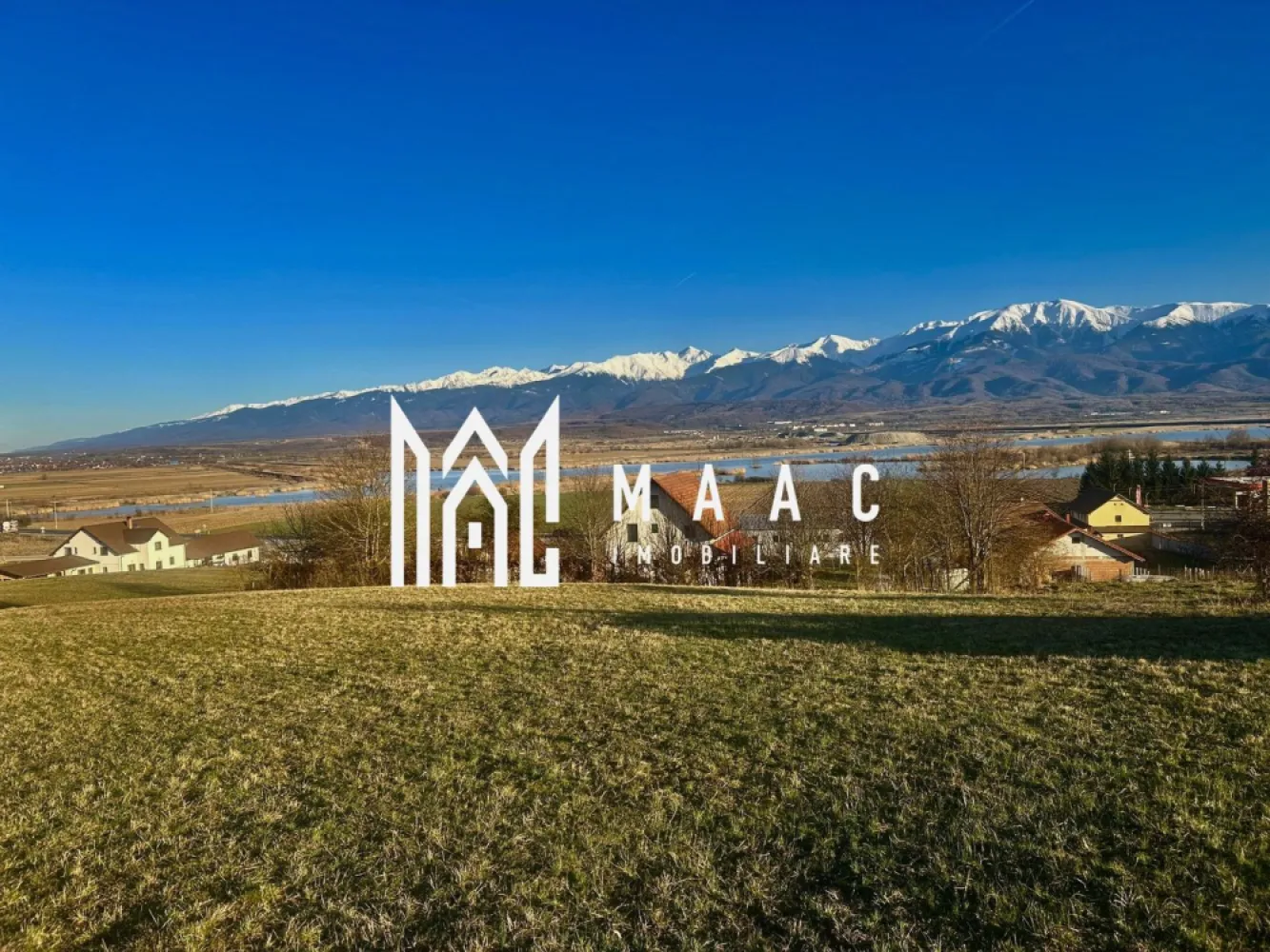 Teren cu potențial turistic I Bradu I Vedere Panoramică I 2000 MP - MAAC Imobiliare vă propune spre vânzare un teren cu potențial turistic deosebit, situat într-o zonă naturală spectaculoasă, în proximitatea resortului hotelier din Bradu, o locație aflată în plină dezvoltare turistică și apreciată pentru peisajele sale deosebite.

Terenul are o suprafață de 2000 mp și oferă priveliști atât spre Munții Făgăraș, cât și spre râul Olt, fiind amplasat într-un cadru natural liniștit, ideal pentru dezvoltarea unor proiecte turistice sau a unor case de vacanță.

Proprietatea este extravilană, însă prezintă potențial de introducere în intravilan în viitor, ceea ce o transformă într-o oportunitate atractivă pentru investitori.

Caracteristici principale:

suprafață totală: 2000 mp
vedere panoramică către Munții Făgăraș și râul Olt
posibilitate de parcelare
acces facil către proprietate
utilități la aproximativ 100 m
distanță de aproximativ 200 m față de DN1
zonă liniștită, cu potențial turistic ridicat

Datorită poziționării și panoramei spectaculoase, terenul este ideal pentru dezvoltarea unor cabane, pensiuni, case de vacanță sau proiecte turistice, dar reprezintă și o investiție valoroasă pe termen lung.

Pentru mai multe detalii și vizionări, precizati telefonic ca ati vazut anuntul cu ID: CP2964930