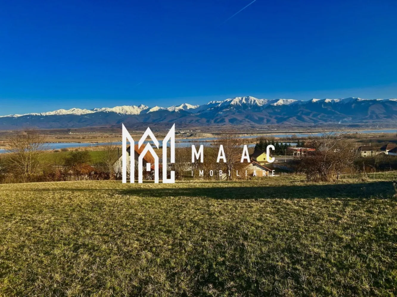 Teren cu potențial turistic I Bradu I Vedere Panoramică I 2000 MP - MAAC Imobiliare vă propune spre vânzare un teren cu potențial turistic deosebit, situat într-o zonă naturală spectaculoasă, în proximitatea resortului hotelier din Bradu, o locație aflată în plină dezvoltare turistică și apreciată pentru peisajele sale deosebite.

Terenul are o suprafață de 2000 mp și oferă priveliști atât spre Munții Făgăraș, cât și spre râul Olt, fiind amplasat într-un cadru natural liniștit, ideal pentru dezvoltarea unor proiecte turistice sau a unor case de vacanță.

Proprietatea este extravilană, însă prezintă potențial de introducere în intravilan în viitor, ceea ce o transformă într-o oportunitate atractivă pentru investitori.

Caracteristici principale:

suprafață totală: 2000 mp
vedere panoramică către Munții Făgăraș și râul Olt
posibilitate de parcelare
acces facil către proprietate
utilități la aproximativ 100 m
distanță de aproximativ 200 m față de DN1
zonă liniștită, cu potențial turistic ridicat

Datorită poziționării și panoramei spectaculoase, terenul este ideal pentru dezvoltarea unor cabane, pensiuni, case de vacanță sau proiecte turistice, dar reprezintă și o investiție valoroasă pe termen lung.

Pentru mai multe detalii și vizionări, precizati telefonic ca ati vazut anuntul cu ID: CP2964930