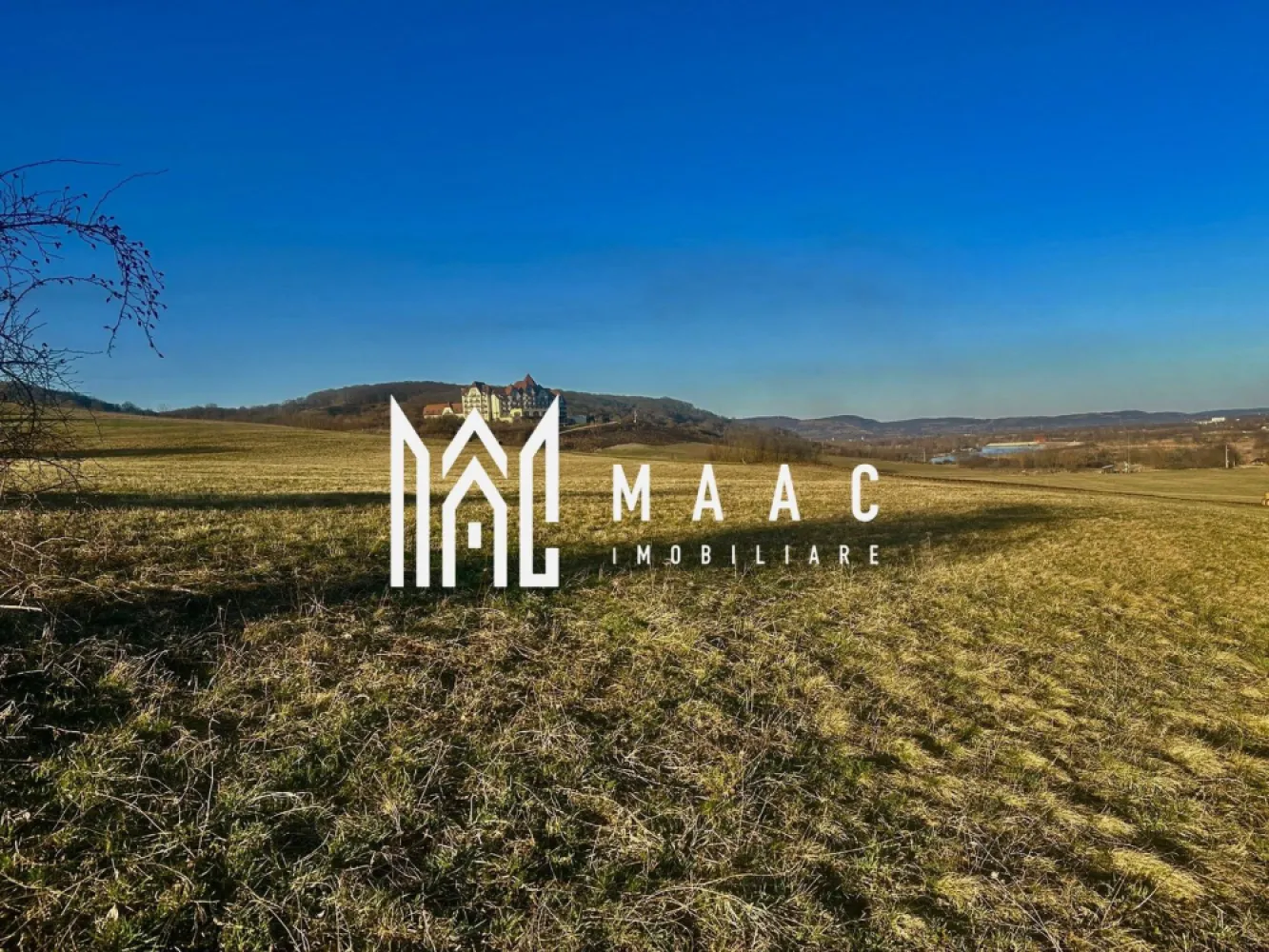 Teren cu potențial turistic I Bradu I Vedere Panoramică I 2000 MP - MAAC Imobiliare vă propune spre vânzare un teren cu potențial turistic deosebit, situat într-o zonă naturală spectaculoasă, în proximitatea resortului hotelier din Bradu, o locație aflată în plină dezvoltare turistică și apreciată pentru peisajele sale deosebite.

Terenul are o suprafață de 2000 mp și oferă priveliști atât spre Munții Făgăraș, cât și spre râul Olt, fiind amplasat într-un cadru natural liniștit, ideal pentru dezvoltarea unor proiecte turistice sau a unor case de vacanță.

Proprietatea este extravilană, însă prezintă potențial de introducere în intravilan în viitor, ceea ce o transformă într-o oportunitate atractivă pentru investitori.

Caracteristici principale:

suprafață totală: 2000 mp
vedere panoramică către Munții Făgăraș și râul Olt
posibilitate de parcelare
acces facil către proprietate
utilități la aproximativ 100 m
distanță de aproximativ 200 m față de DN1
zonă liniștită, cu potențial turistic ridicat

Datorită poziționării și panoramei spectaculoase, terenul este ideal pentru dezvoltarea unor cabane, pensiuni, case de vacanță sau proiecte turistice, dar reprezintă și o investiție valoroasă pe termen lung.

Pentru mai multe detalii și vizionări, precizati telefonic ca ati vazut anuntul cu ID: CP2964930