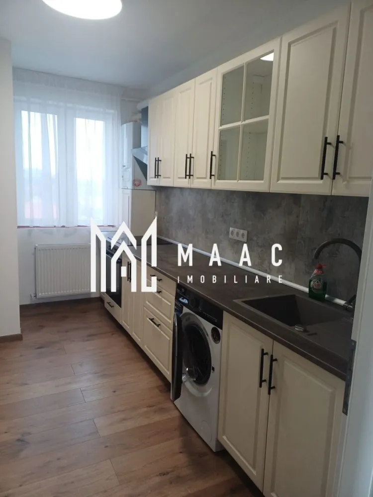 Apartament 2 Camere | 62Mp | Decomandat | Loc de Parcare | Balcon | Renovat - MAAC Imobiliare vă propune spre vânzare un apartament modern cu 2 camere decomandate, într-o zonă liniștită și bine conectată la facilitățile orașului.

Apartamentul este amplasat la etajul 3 din 4 al unui imobil îngrijit și beneficiază de loc de parcare privat într-o curte interioară securizată, cu poartă acționată prin telecomandă, oferind confort și siguranță pentru locatari.

Locuința are o suprafață utilă de 62 mp și a fost renovată complet cu materiale de calitate, fiind pregătită pentru mutare imediată.

Compartimentarea este practică și bine gândită, oferind spațiu și lumină naturală pe tot parcursul zilei.

Compartimentare:
living spațios
dormitor decomandat
bucătărie mare
baie cu geam pentru aerisire naturală
balcon generos cu acces din ambele camere

Caracteristici și beneficii:
2 camere decomandate
62 mp utili
etaj 3 din 4
balcon mare cu acces din ambele camere
loc de parcare privat
curte interioară
poartă automată cu telecomandă
apartament renovat complet cu materiale de calitate

Această proprietate reprezintă o alegere excelentă atât pentru locuit, cât și pentru investiție, datorită poziționării și compartimentării eficiente.

Pentru mai multe detalii sau pentru a programa o vizionare, vă rugăm să ne contactați specificând ID:CP2964851