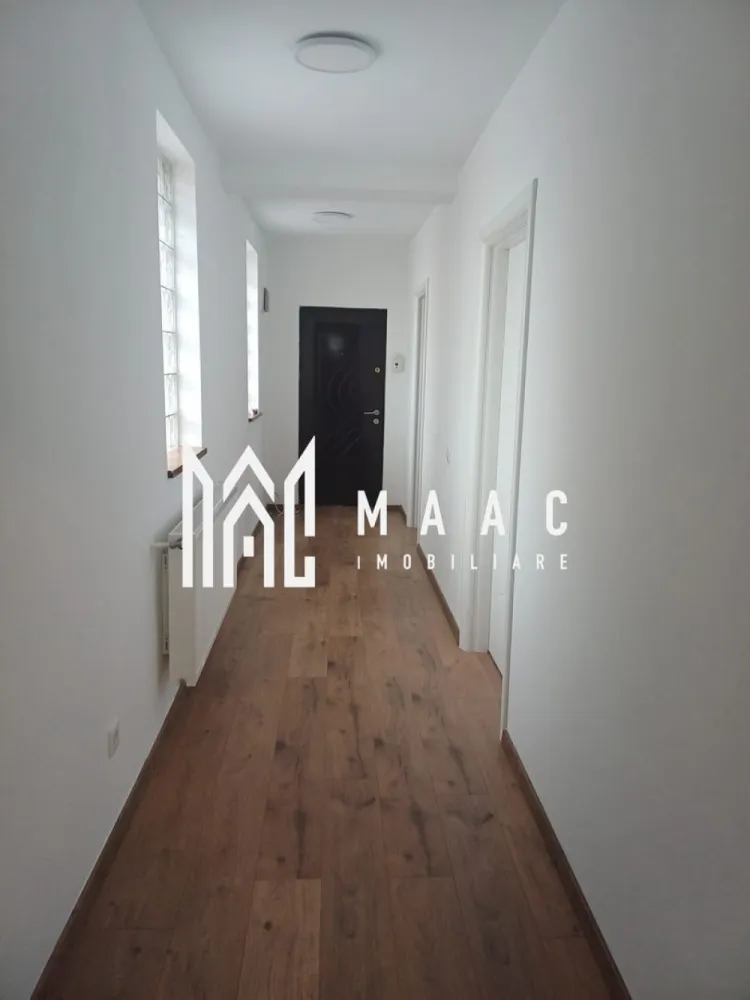 Apartament 2 Camere | 62Mp | Decomandat | Loc de Parcare | Balcon | Renovat - MAAC Imobiliare vă propune spre vânzare un apartament modern cu 2 camere decomandate, într-o zonă liniștită și bine conectată la facilitățile orașului.

Apartamentul este amplasat la etajul 3 din 4 al unui imobil îngrijit și beneficiază de loc de parcare privat într-o curte interioară securizată, cu poartă acționată prin telecomandă, oferind confort și siguranță pentru locatari.

Locuința are o suprafață utilă de 62 mp și a fost renovată complet cu materiale de calitate, fiind pregătită pentru mutare imediată.

Compartimentarea este practică și bine gândită, oferind spațiu și lumină naturală pe tot parcursul zilei.

Compartimentare:
living spațios
dormitor decomandat
bucătărie mare
baie cu geam pentru aerisire naturală
balcon generos cu acces din ambele camere

Caracteristici și beneficii:
2 camere decomandate
62 mp utili
etaj 3 din 4
balcon mare cu acces din ambele camere
loc de parcare privat
curte interioară
poartă automată cu telecomandă
apartament renovat complet cu materiale de calitate

Această proprietate reprezintă o alegere excelentă atât pentru locuit, cât și pentru investiție, datorită poziționării și compartimentării eficiente.

Pentru mai multe detalii sau pentru a programa o vizionare, vă rugăm să ne contactați specificând ID:CP2964851
