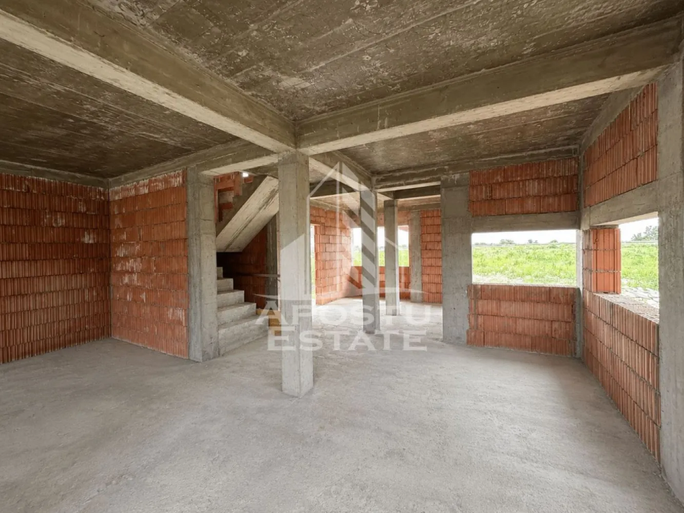 Casa nou insiruita, P+1E, 113 mp, Ghiroda Zona UMFT - Agentia imobiliara Apostu Estate va propune spre vanzare casa insiruita in curs de finalizare, P+1E, 113.5 mp, in Ghiroda, zona noua de case in apropiere de UMFT.

Parterul este alcatuit din livingroom spatios, bucatarie + dinning, hol si casa scarii, camera tehnica si baie.
Accesul se face prin terasa acoperita.
La etaj se regasesc 3 dormitoare, dressing si 2 bai.
Data de finalizare poate fluctua in functie de cerintele viitorului proprietar.
Casa se livreaza la cheie ( cu finisaje preferentiale cu buget)
Terenul aferent case este de aproximativ 270 mp.

Pentru mai mai multe detalii sau pentru stabilirea unei vizionari nu ezitati sa ne contactati.
CP3200724