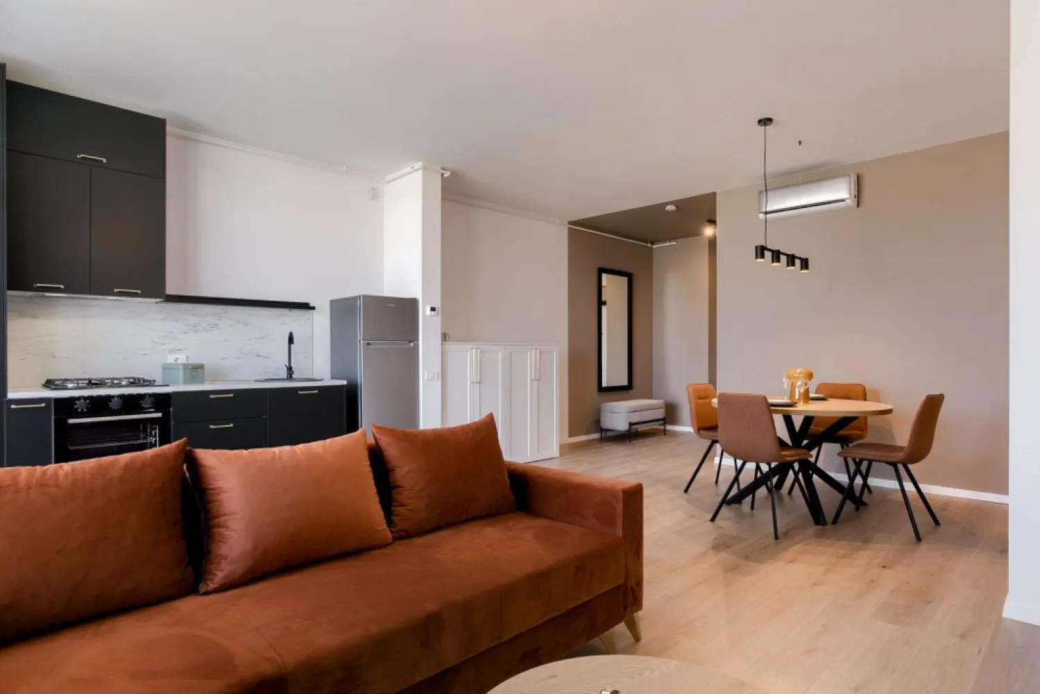 Apartament ARED Nou la cheie, 2 Camere, COMISION 0 - 🏡 De vânzare direct dezvoltator: Apartament Nou Mobilat & Utilat – 2 Camere, 52 mp – ARED, Etaj 4, cu Chiriaș Inclus

📍 Localizare: Cartier rezidențial ARED – acces securizat, zonă liniștită și modernă
📐 Suprafață utilă: 52 mp
🏢 Etaj: 4/ cu lift
🚗 Loc de parcare inclus
🌳 Parc privat 16.000 mp pentru rezidenți

🔹 Apartament nou, modern, mobilat și utilat complet
🔹 Compartimentare eficientă – living spațios, dormitor, bucătărie open space, baie
🔹 Finisaje premium și electrocasnice noi
🔹 Acces facil către puncte de interes, magazine, școli și mijloace de transport 
🔹 Încălzire în pardoseală – centrală termică proprie pe gaz
✅ Ideal pentru o viață confortabilă, într-o comunitate selectă, cu toate facilitățile la îndemână.

📞 Pentru detalii și vizionări: 
Lucian Marc 0746093329 , Consultant imobiliar ARED
Birou: ACASĂ | Agenție imobiliară Arad
Adresă: Bulevardul Decebal 2, Arad 310133