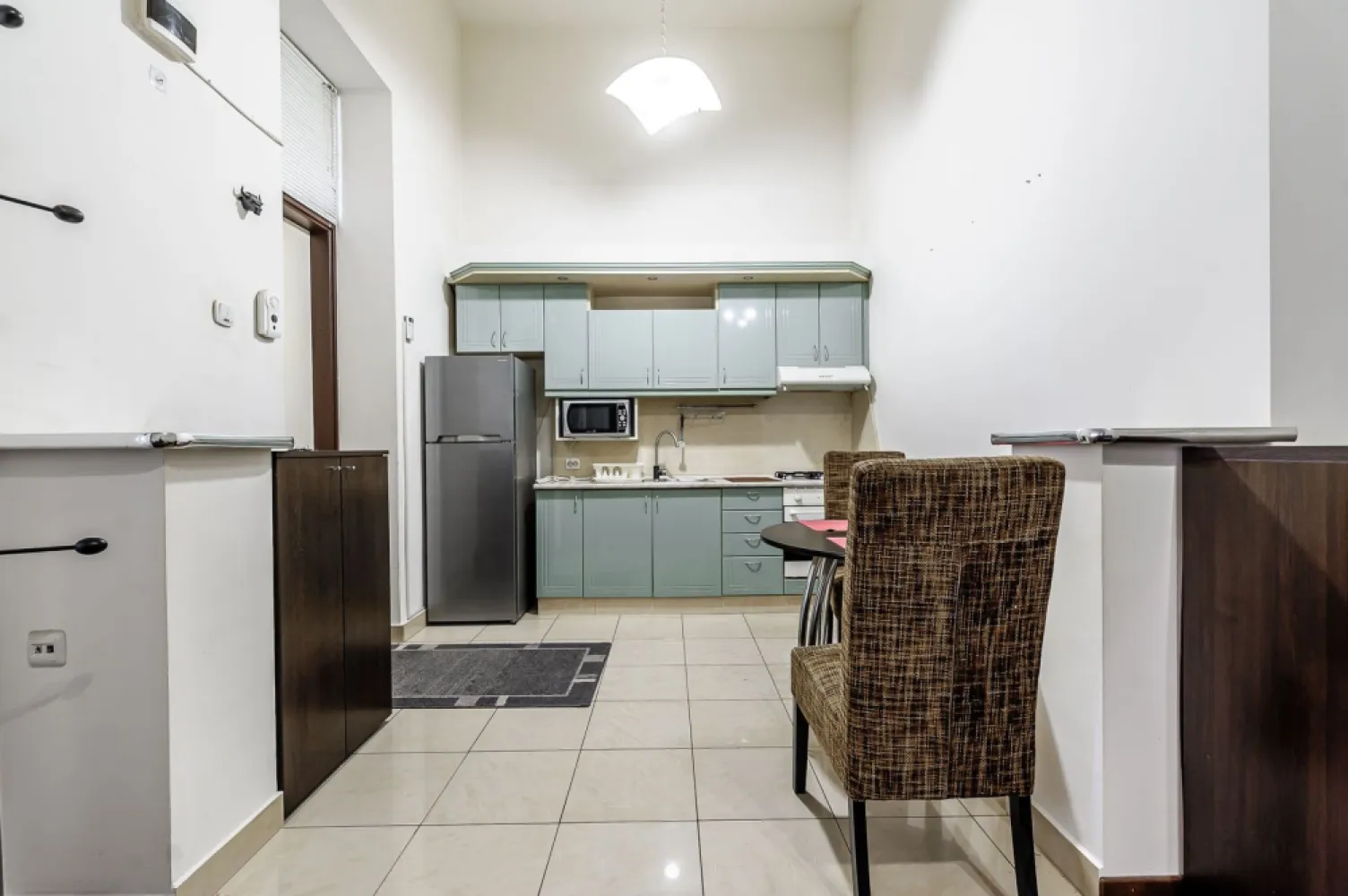 Apartament 2 camere - Etaj 1 - Palatul Neumann, Arad - COMISION 0 - ✨ Raritate pe piață! Apartament cu 2 camere în Palatul Neumann – clădire emblematică din centrul Aradului (cea cu McDonald’s 🍔).
📍 Locație ultracentrală | ⬆️ etaj 1/2

🏡 60 mp utili, mobilat & utilat
🔥 Centrală termică pe gaz
🌆 Vedere din dormitor spre strada Horia
🚗 Parcare liberă în curtea comună
⬆️ Posibilitate de etajare interioară datorită înălțimii generoase
✅ Ideal pentru investiție – chirii pe termen lung, regim hotelier sau birou premium

📞 Daniel Hord – 0755 274 519 - Consultant imobiliar
📅 Sună acum și programează o vizionare!

Nu dispui de toată suma? Te ajutăm noi gratuit! Îți obținem oferte de la 16 bănci
Ai o proprietate de vânzare în Arad și vrei să știi cât valorează cu adevărat?
Sună-mă pentru o evaluare GRATUITĂ!