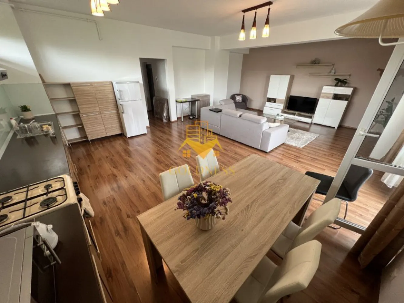 2 camere, modern, bloc nou, Manastur, zona Usamv, Platinia - GOLDNESS Imobiliare vă propune spre închiriere un apartament cu 2 camere complet mobilat și utilat, la etajul 2 într-un imobil de 8 etaje, în cartierul Manastur. Apartamentul este compartimentat astfel:
 - dormitor cu pat matrimonial, dressing, noptiere
 - living cu bucatarie open-space complet utilată, canapea extensibla, loc de servit masa 
 - baie cu cabina de dus, calorifer port prosop inox și dulap pentru depozitare.
 - terasa de 15 mp.

Imobilul este dotat cu toate cele necesare- centrală proprie, mașină de spălat haine, frigider, plită electrică, hotă, etc. 
Se află în apropierea stațiilor de transport în comun, magazine, restaurante, spații verzi, farmacii, etc. 
Posibilitate de parcare in zona !

Dacă sunteți interesați de acest apartament și doriți să îl vizionați, dar și pentru alte oferte sau detalii nu ezitați să ne contactați telefonic sau prin e-mail - goldnessimobiliare@gmail.com. Vă stăm la dispoziție!