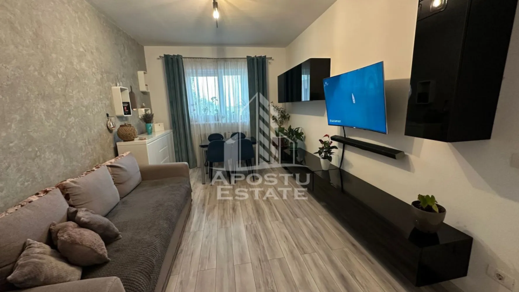 Apartament cu 2 camere CENTRALA PROPRIE in zona Giroc. Timisoara - Agentia imobiliara APOSTU ESTATE va propune spre inchiriere un apartament cu 2 camere, spatios si luminos, situat in zona Giroc, o zona linistita si bine pozitionata din Timisoara, potrivit pentru cupluri,familii, sau studenti care isi doresc o locuinta unde sa se simta confortabil si cu acces facil catre scoli, statii de autobuz, supermarketuri , magazine de zona, parcuri.

Suprafata utila: 52 mp
Compartimentare eficienta:
-Hol de acces generos
-Bucatarie complet mobilata si utilata, cu loc de luat masa
-Living luminos si spatios
-Dormitor mobilat si utilat
-Baie prevazuta cu cada

Confort si facilitati:
-Incalzirea apartamentului: centrala proprie
-Apartamentul este complet mobilat si utilat
-Se accepta animale de companie de catre proprietar (se percepe 2 garantii)

Localizare:
-Timis,Timisoara, zona Giroc– acces facil spre magazine, scoli, parcuri si mijloace de transport in comun.

Ideal pentru:
-Familii
-Cupluri

Disponibilitate: imediata
Pret chirie lunara: 450 euro ( usor negociabil)
Programeaza o vizionare pentru a-ti putea imagina viitorul aici!
ID intern: CP3209811